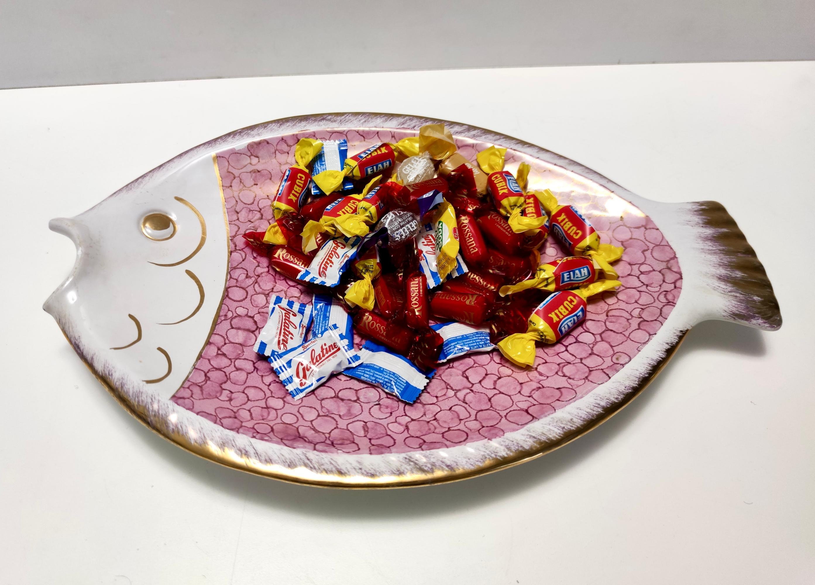 Mid-Century moderno Grande piatto decorativo in ceramica rosa di Rometti Ceramics, Italia in vendita