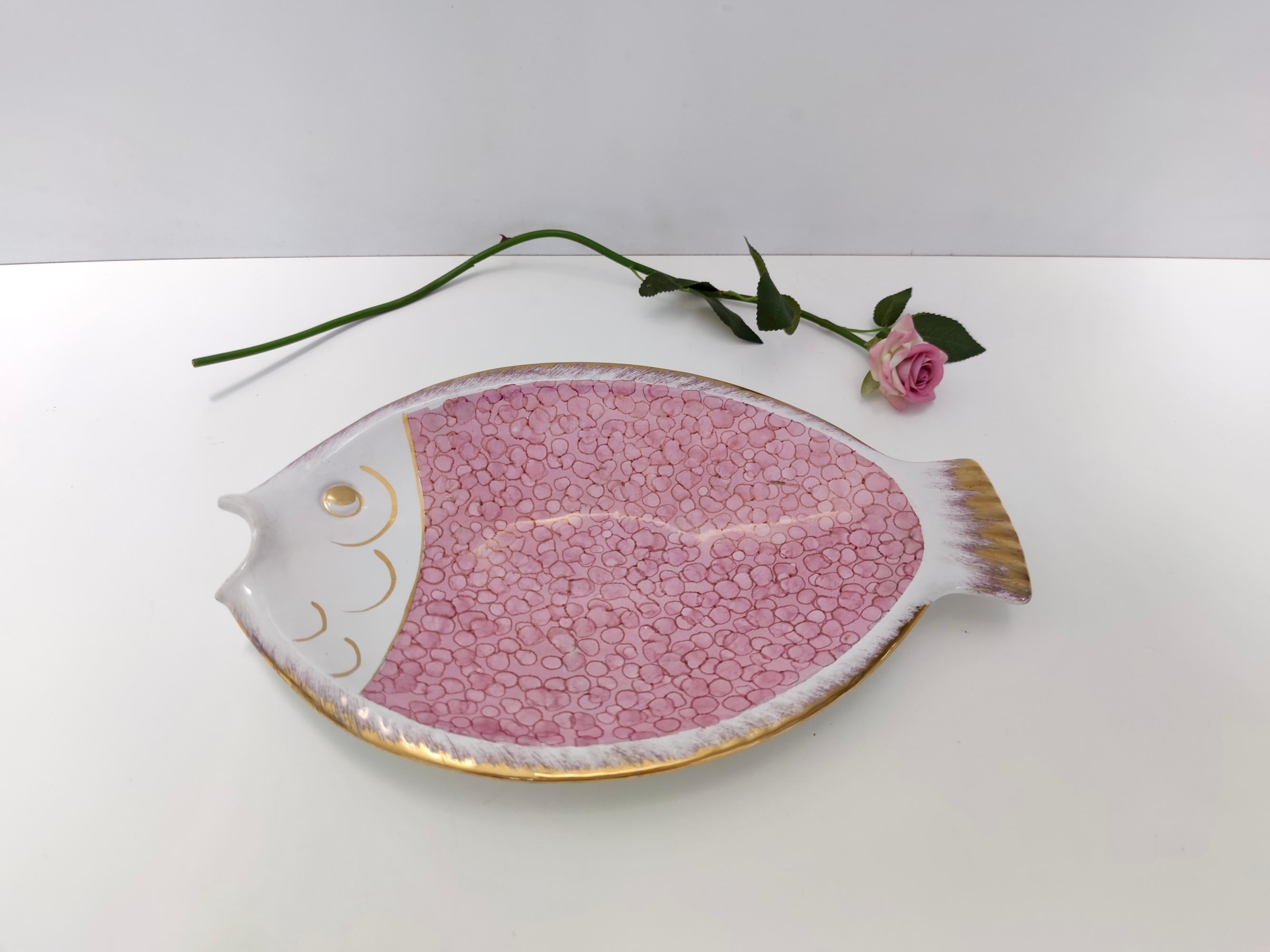Mid-Century Modern Vide-Poche/assiette décorative vintage en céramique rose en forme de poisson par Rometti, Italie en vente