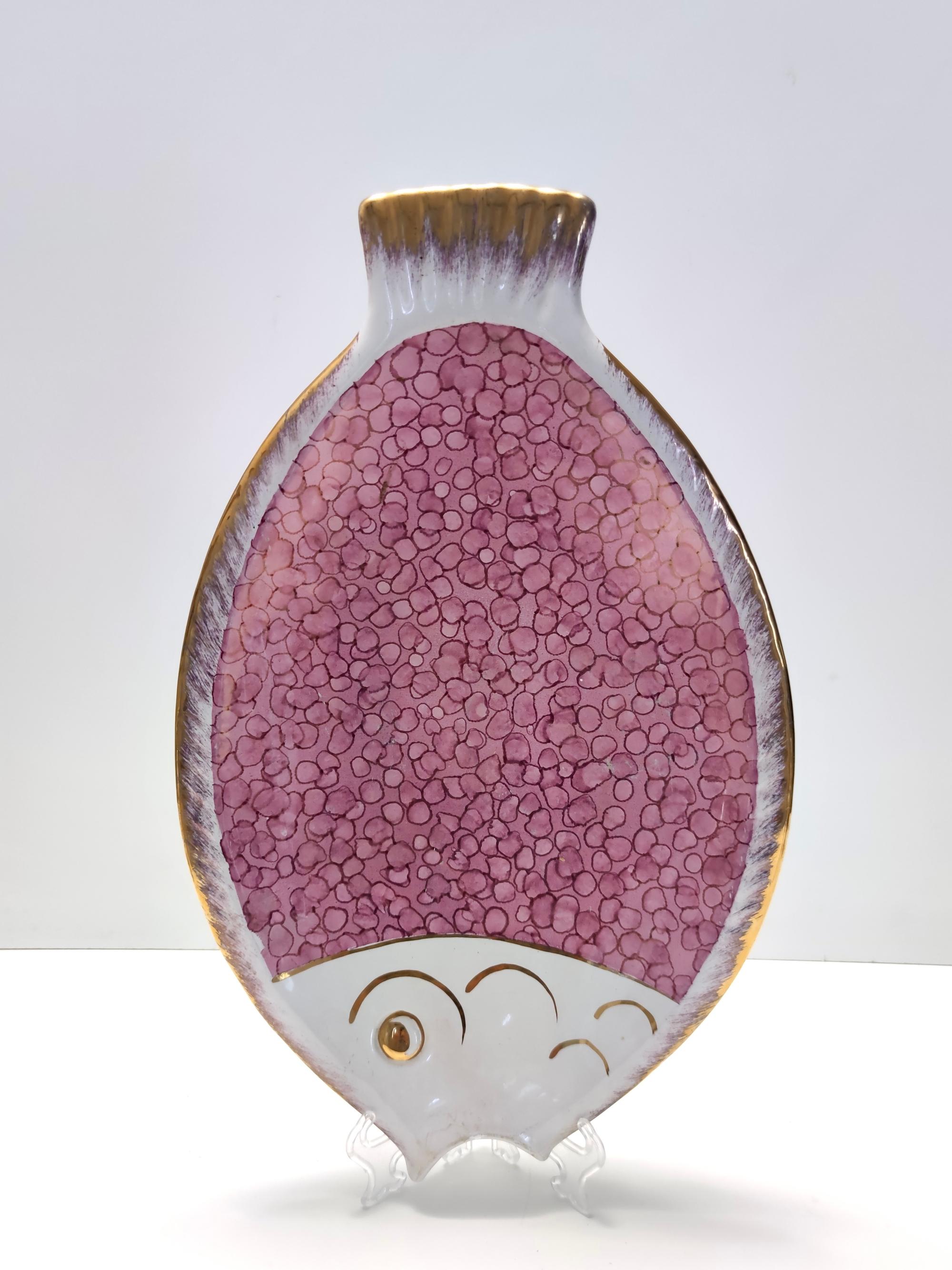 Vernissé Vide-Poche/assiette décorative vintage en céramique rose en forme de poisson par Rometti, Italie en vente