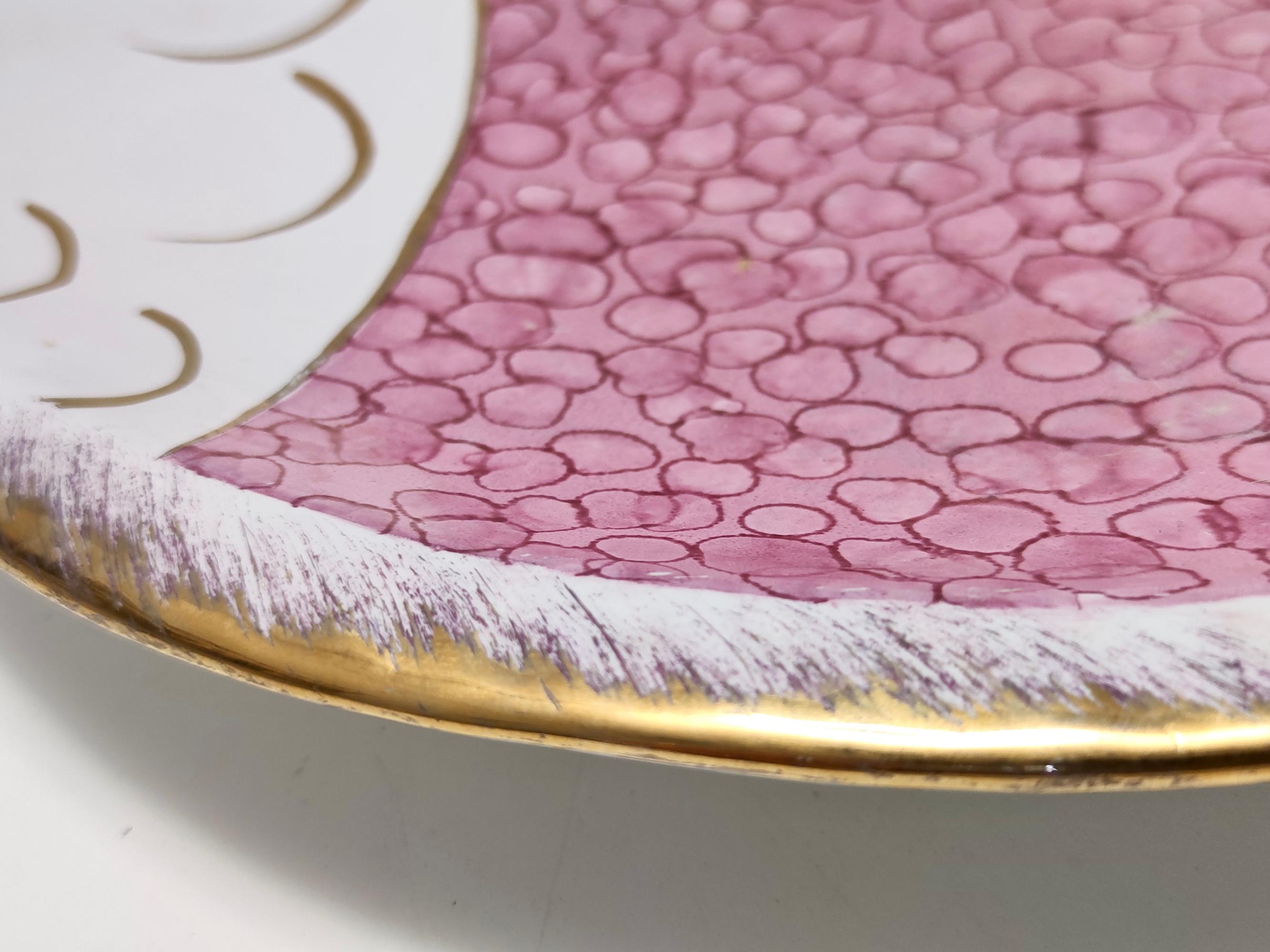 Or Vide-Poche/assiette décorative vintage en céramique rose en forme de poisson par Rometti, Italie en vente