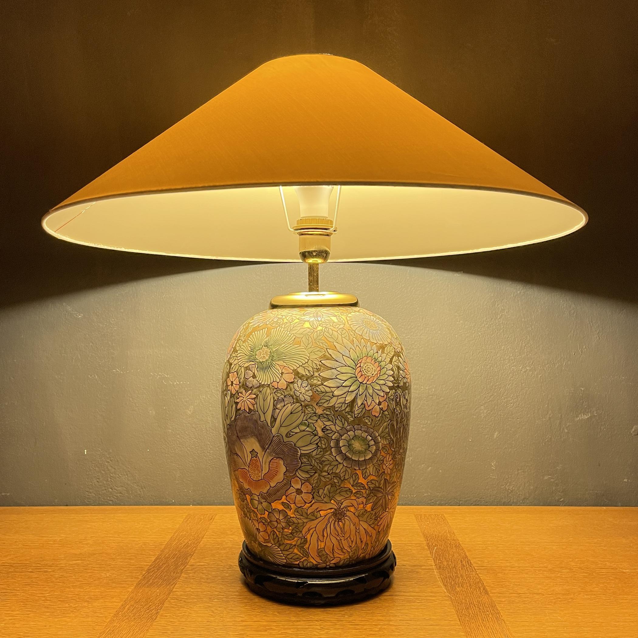 Vintage large ceramic table lamp Flower made in Italy in the 70s. This nice lamp will brighten up your bedroom or living room. Will create comfort and tenderness in it. Requires an E27 bulb. European plug.
Very good vintage condition. There are