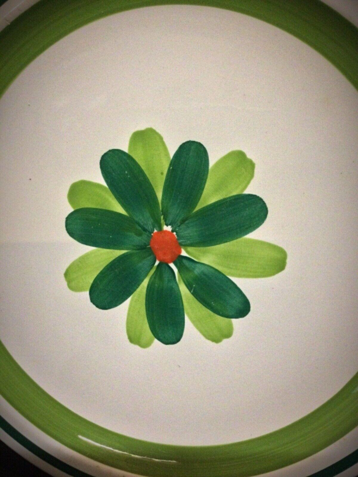 Cette grande assiette de Céramica Castellania, Italie, présente un design élégant et un travail artisanal de qualité. Idéal pour le service ou comme pièce décorative, il met en valeur la qualité des céramiques italiennes.

Condit :

Bon état