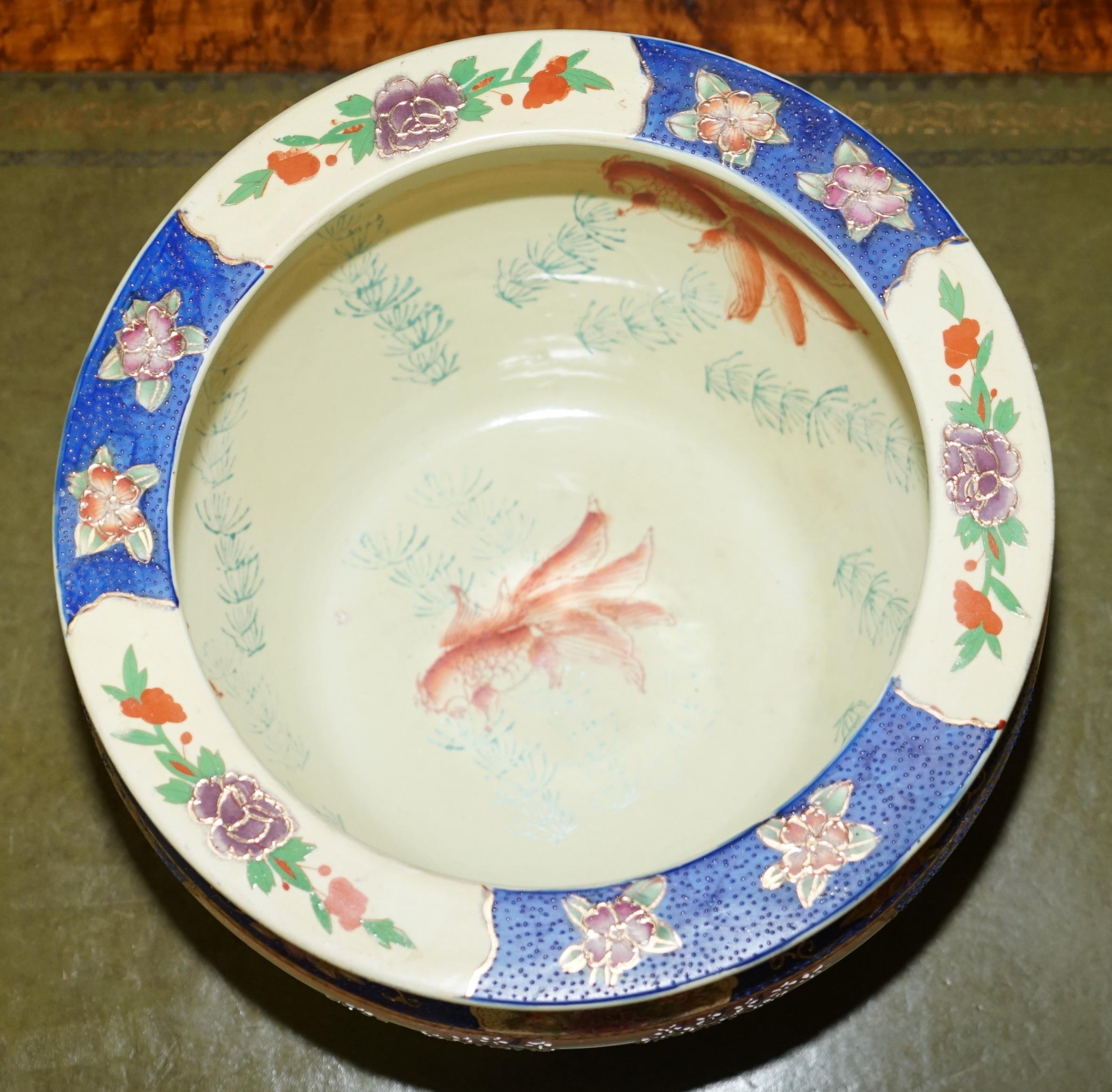 Große chinesische Satsuma Moriage Geishas Koi-Fisch-Schale, Vintage, dekorativ (Chinesischer Export) im Angebot