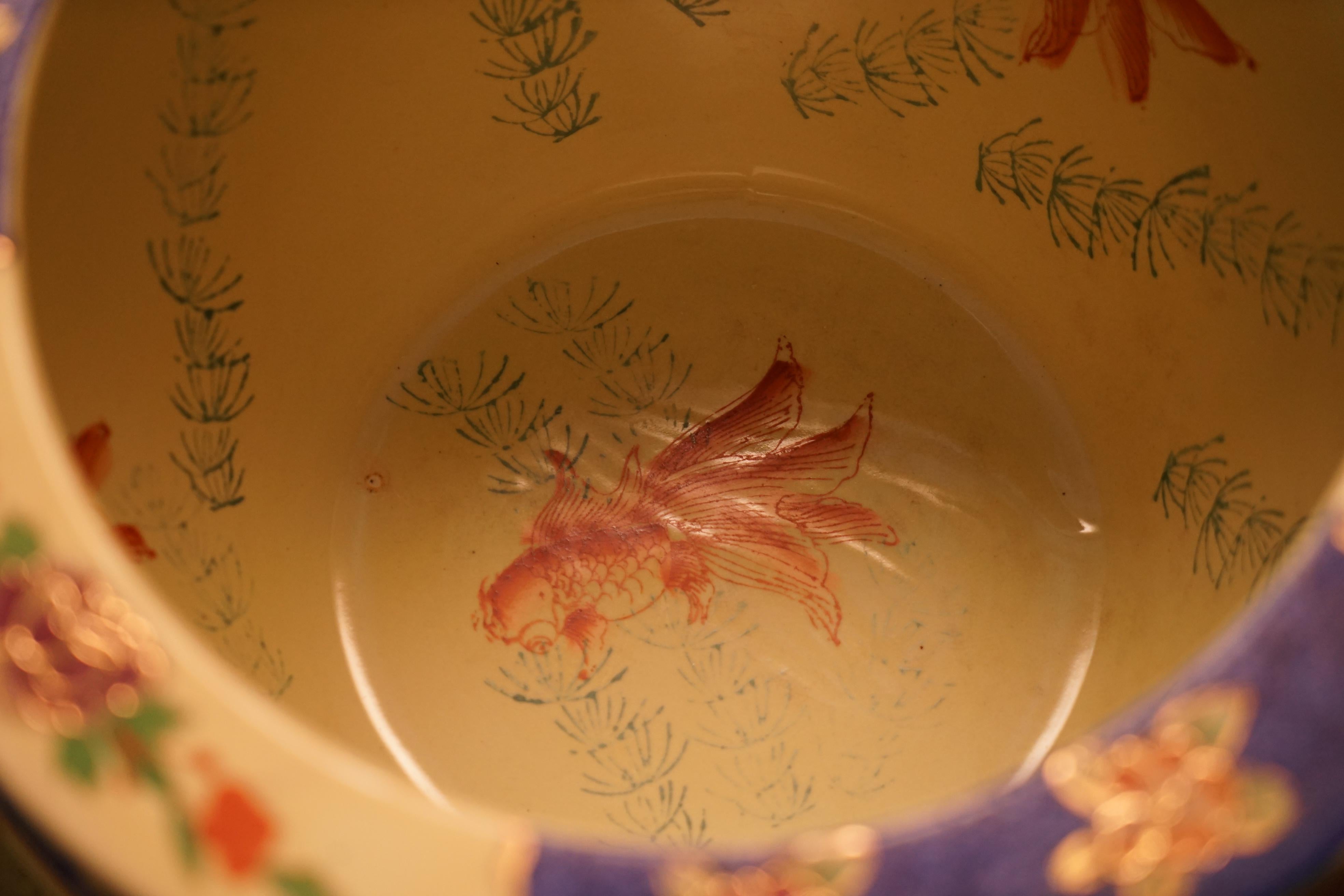 Große chinesische Satsuma Moriage Geishas Koi-Fisch-Schale, Vintage, dekorativ (Chinesisch) im Angebot