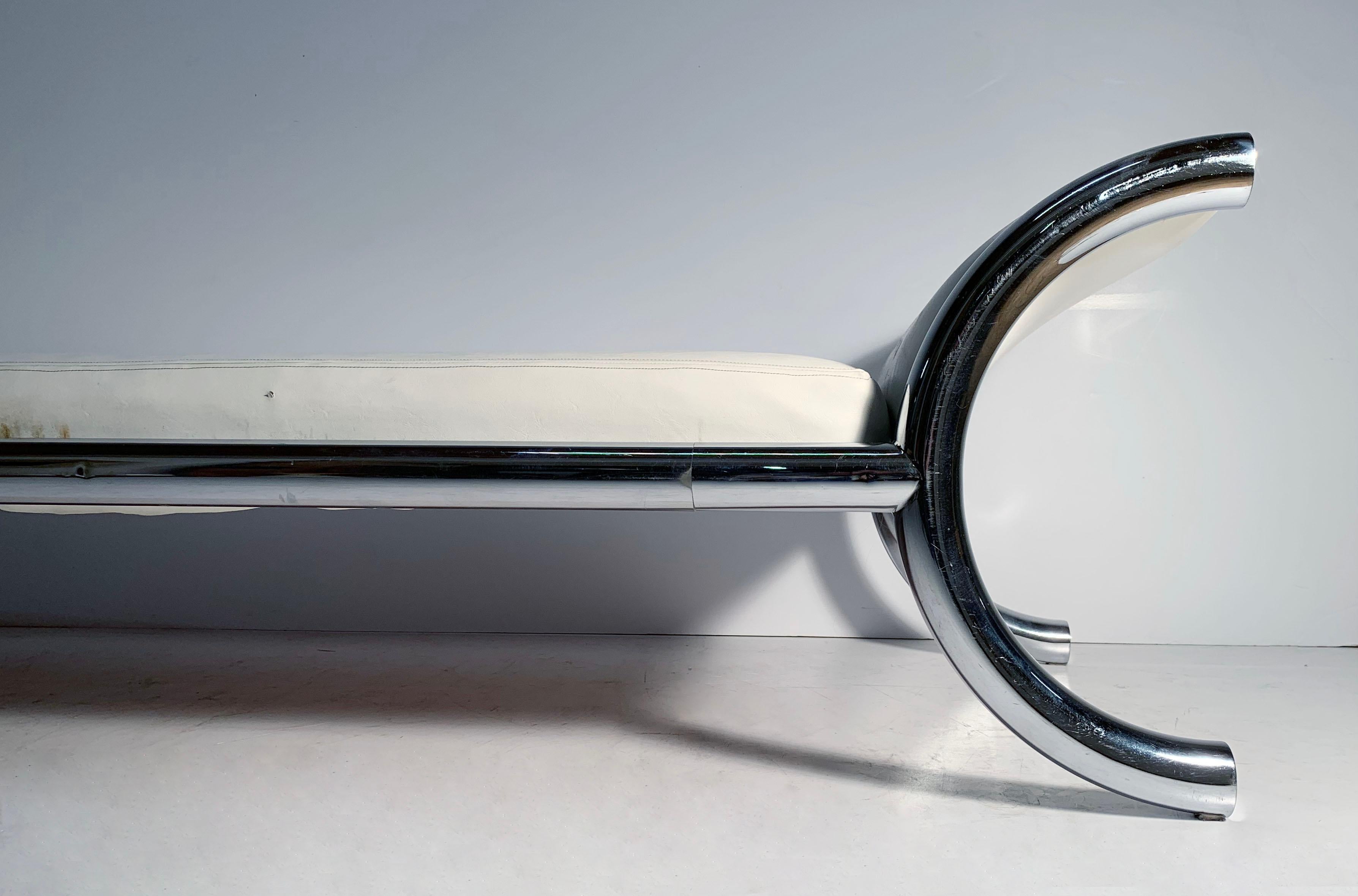 Cama de día grande cromada Chaise Sofa Bench by Selig Estadounidense en venta