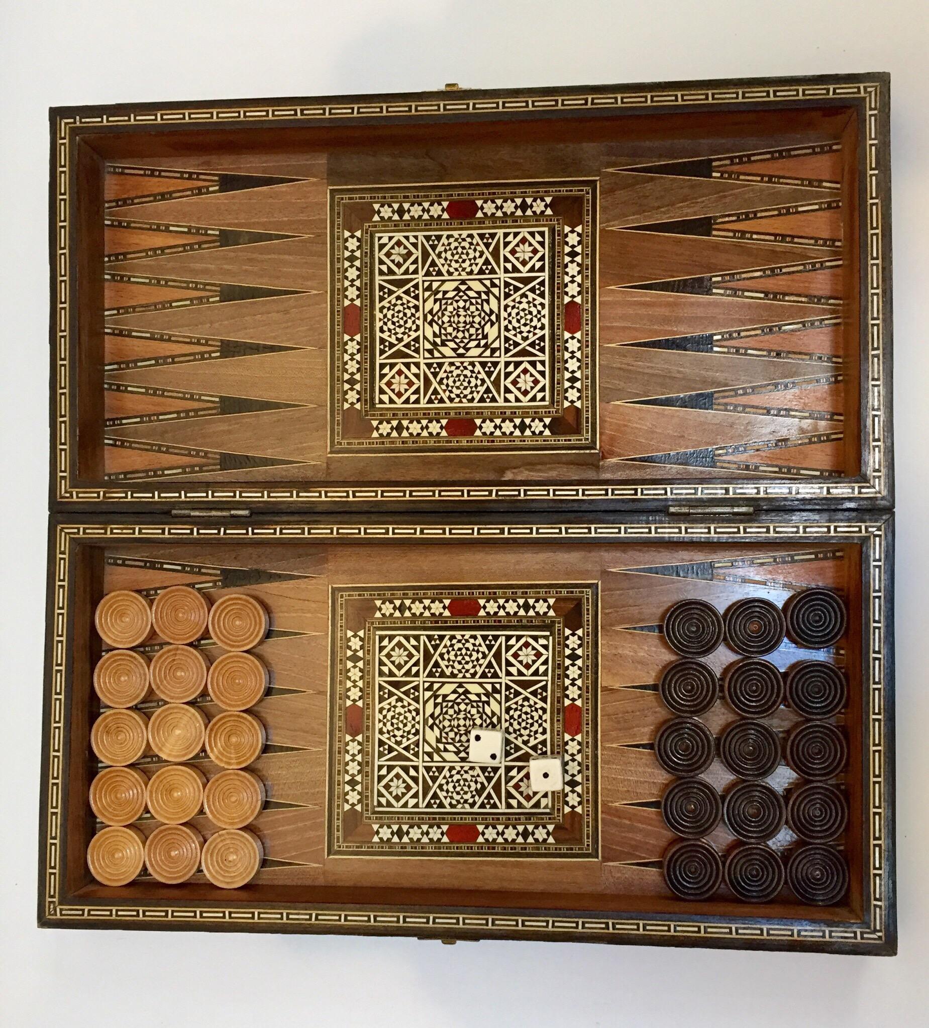 Vieux grand jeu complet de backgammon et d'echecs en mosaique incrustee syrienne 3