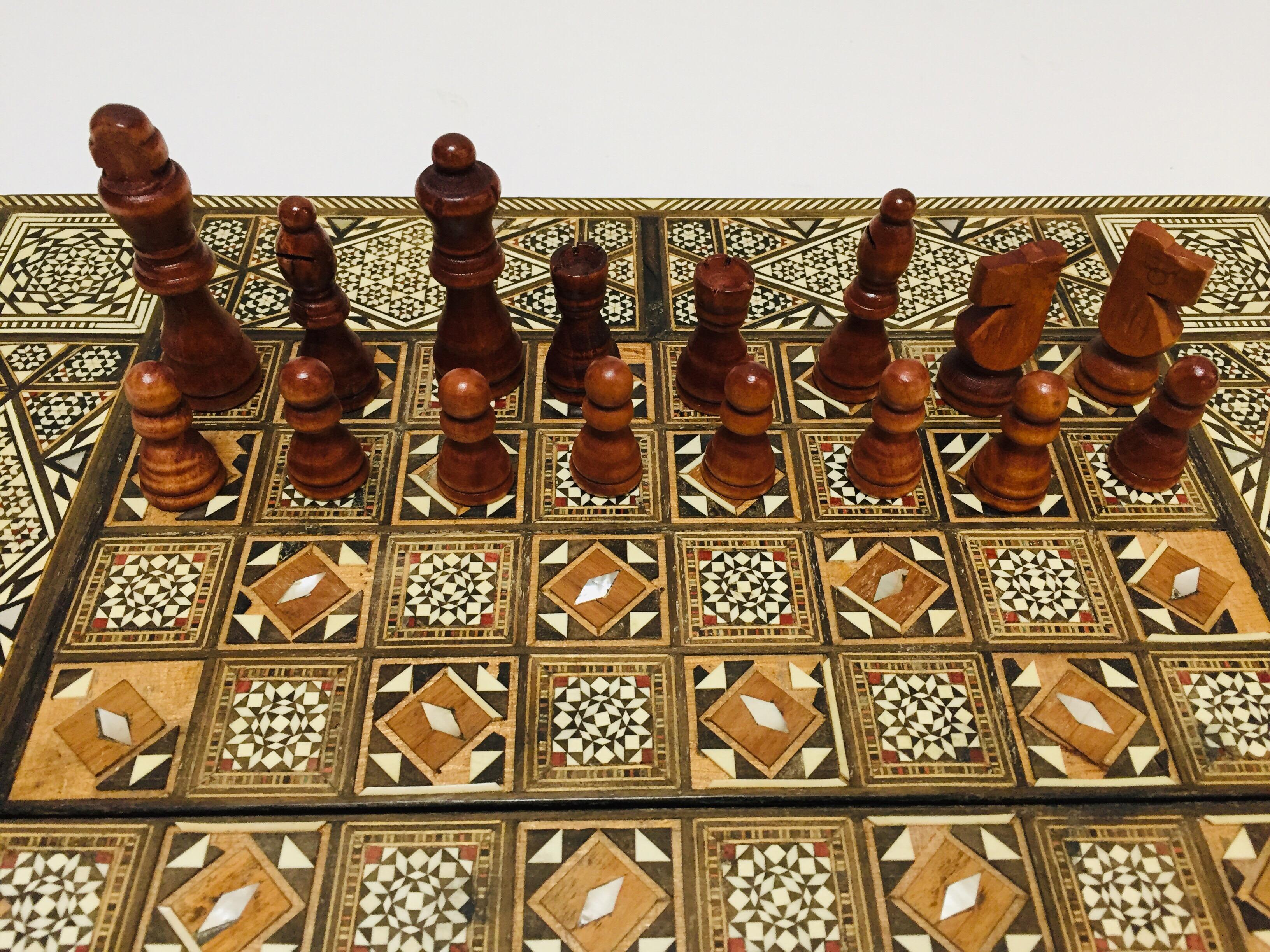 Vieux grand jeu complet de backgammon et d'echecs en mosaique incrustee syrienne 9