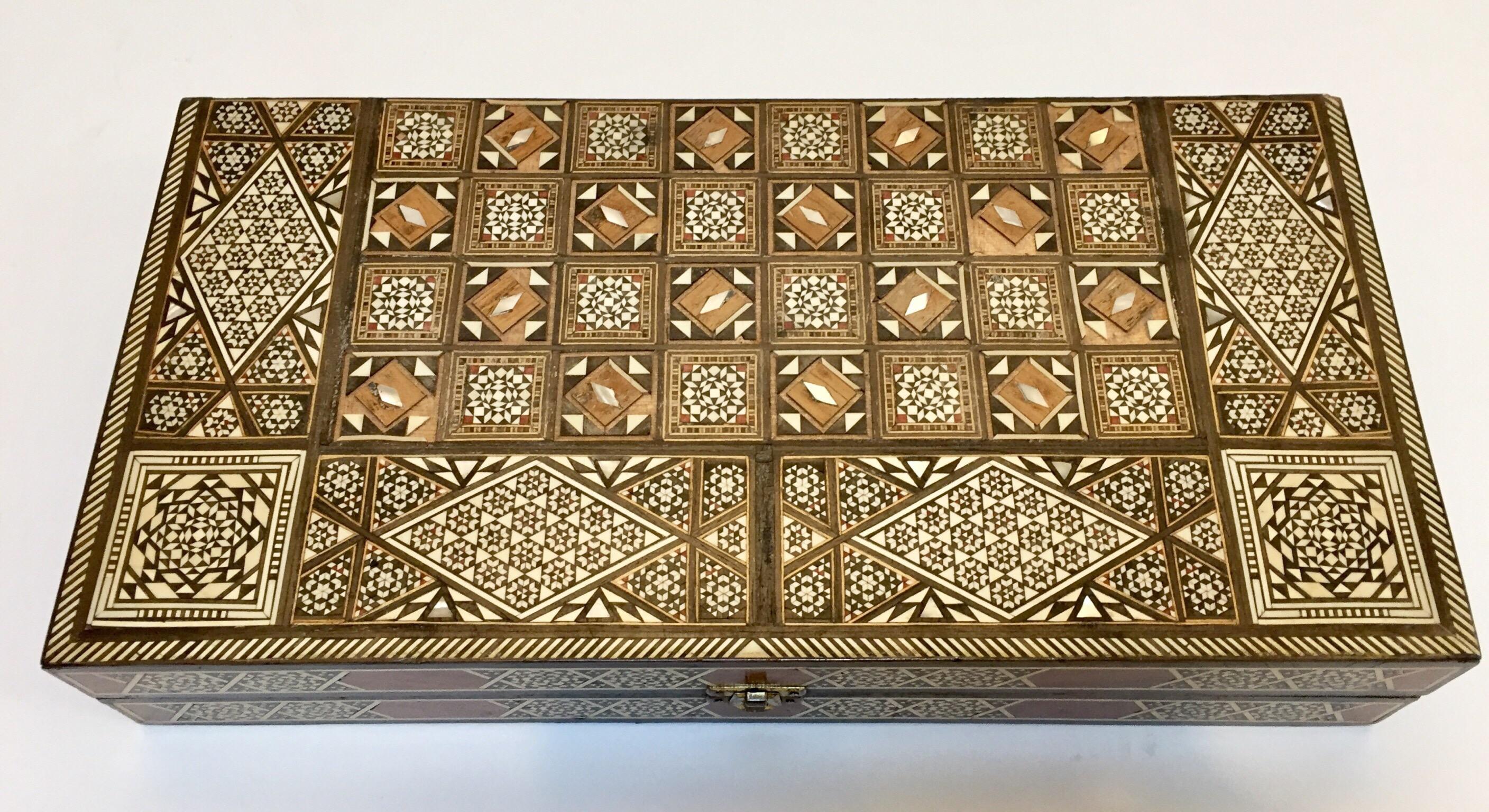 Mauresque Vieux grand jeu complet de backgammon et d'echecs en mosaique incrustee syrienne