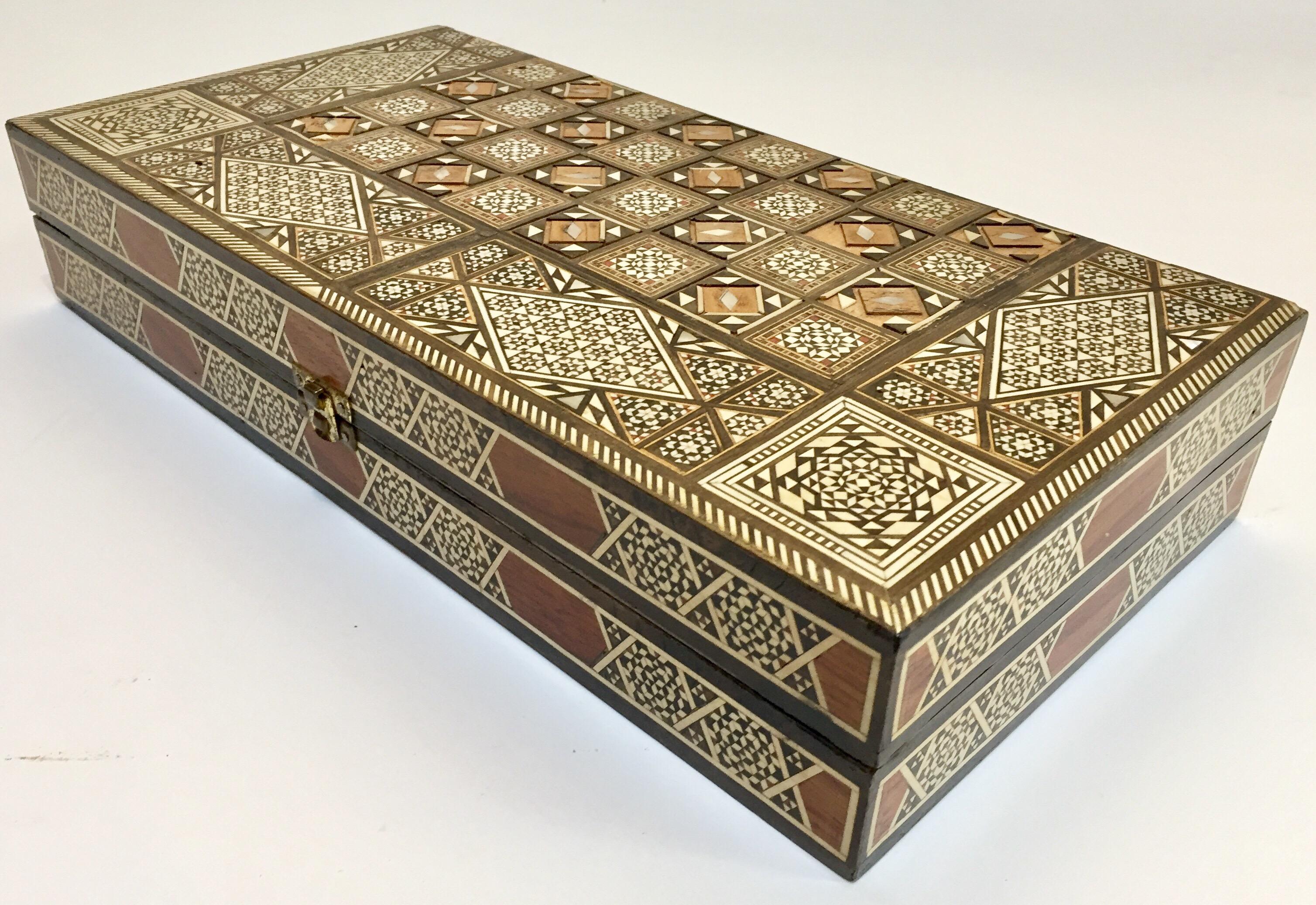 Syrien Vieux grand jeu complet de backgammon et d'echecs en mosaique incrustee syrienne