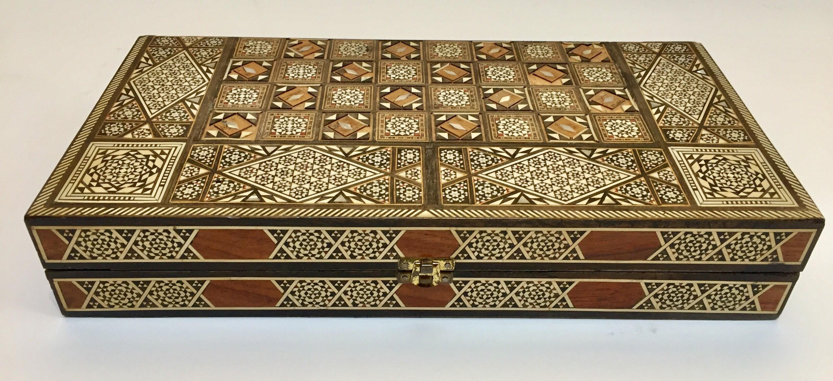 Marqueterie Vieux grand jeu complet de backgammon et d'echecs en mosaique incrustee syrienne