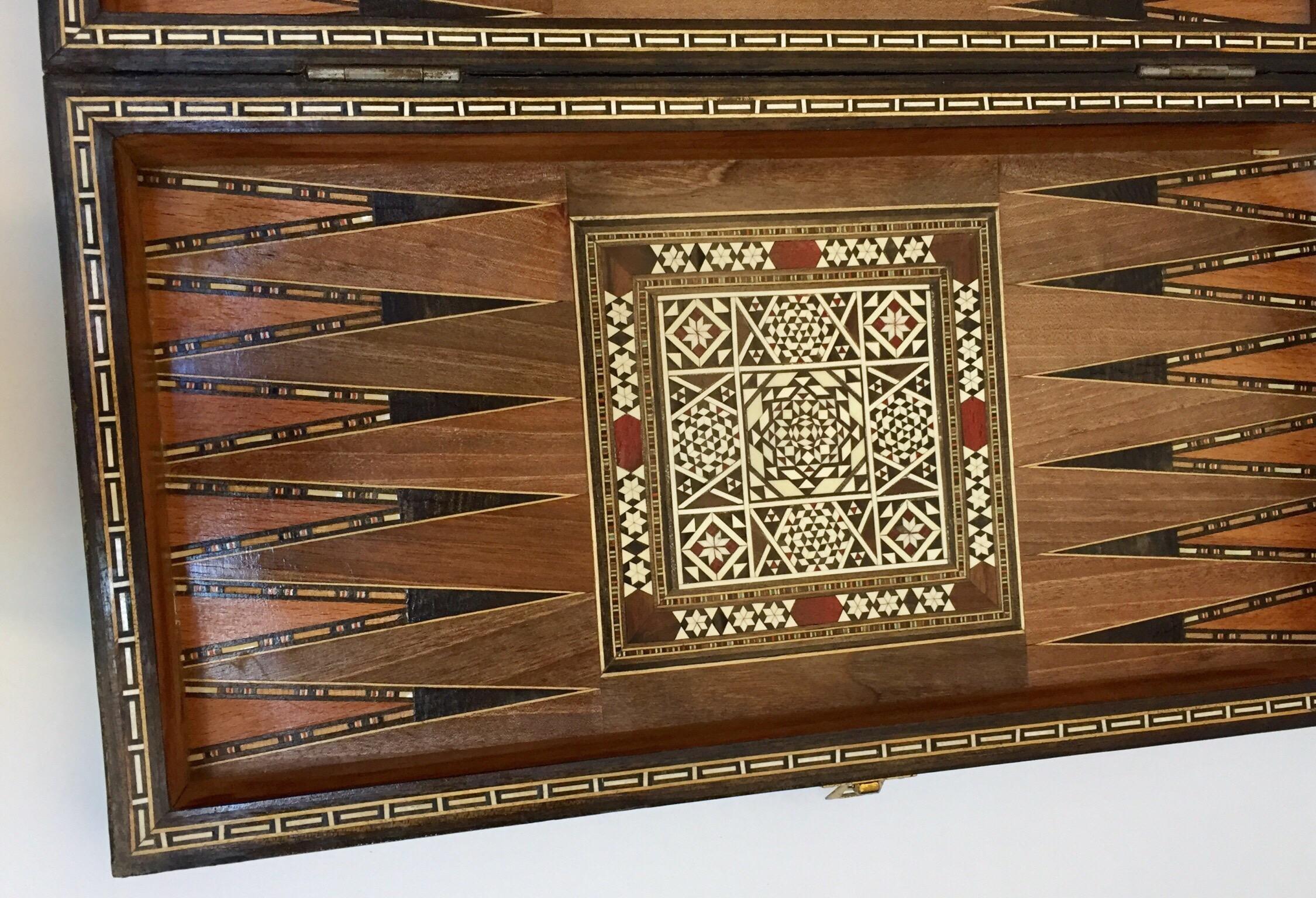 Vieux grand jeu complet de backgammon et d'echecs en mosaique incrustee syrienne 1