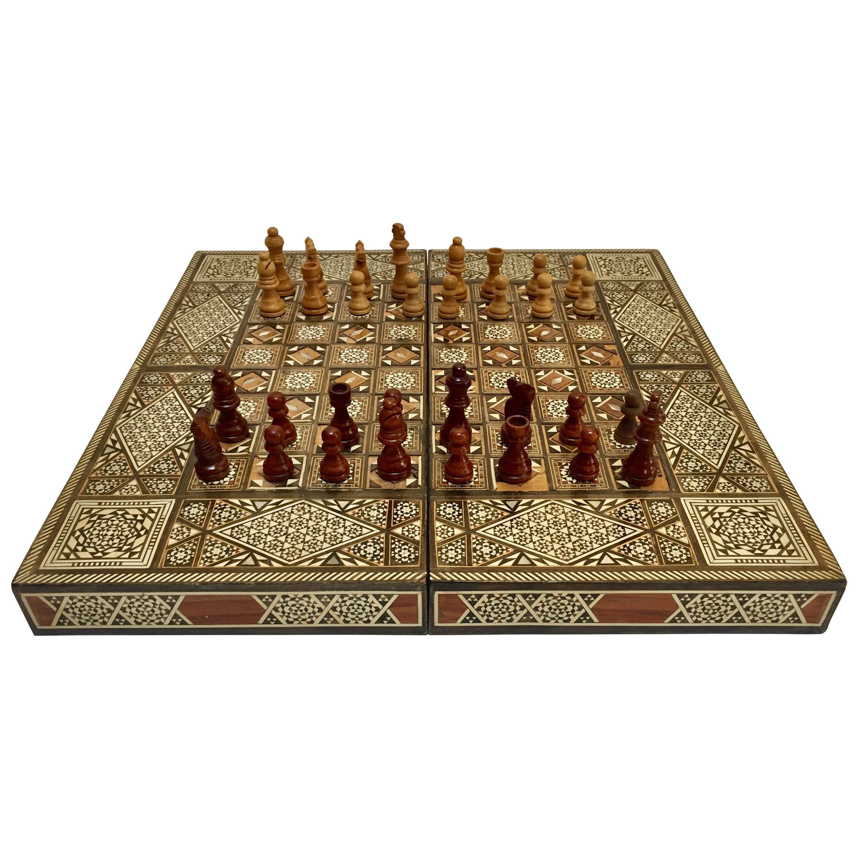 Vieux grand jeu complet de backgammon et d'echecs en mosaique incrustee syrienne