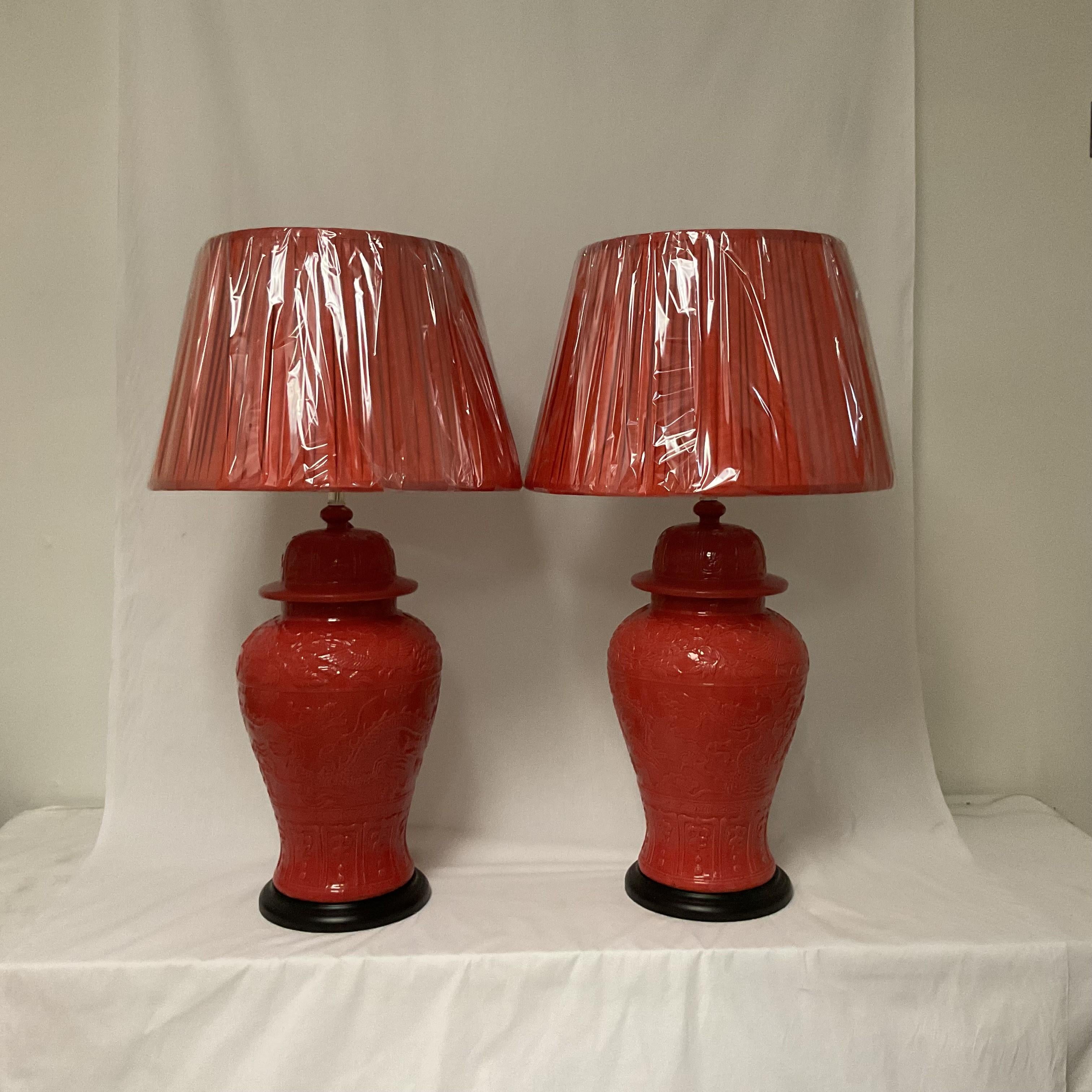 Grandes lampes anciennes en forme de jarre à gingembre en porcelaine corail avec abat-jour et fleurons en vente 3