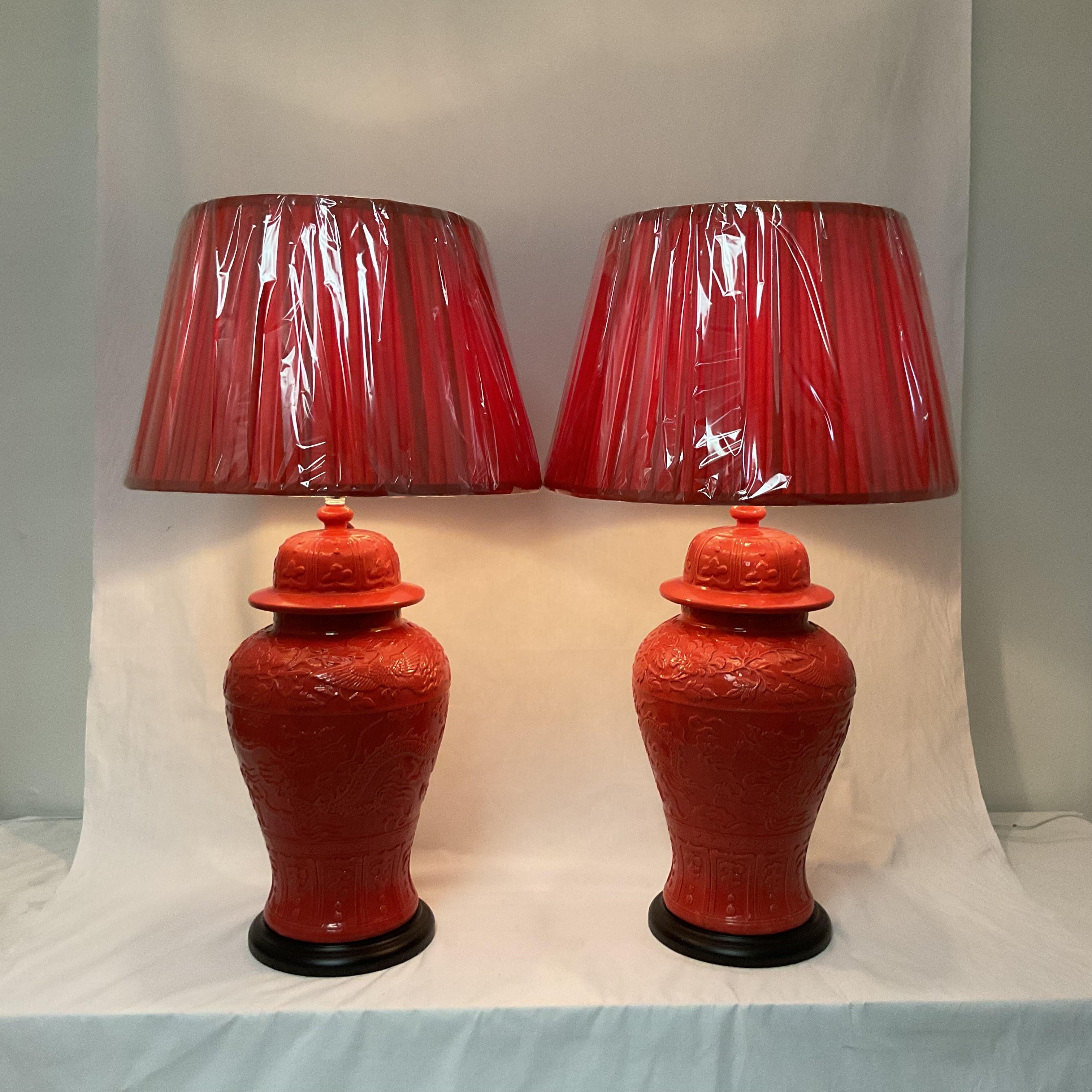 Grandes lampes anciennes en forme de jarre à gingembre en porcelaine corail avec abat-jour et fleurons en vente 4
