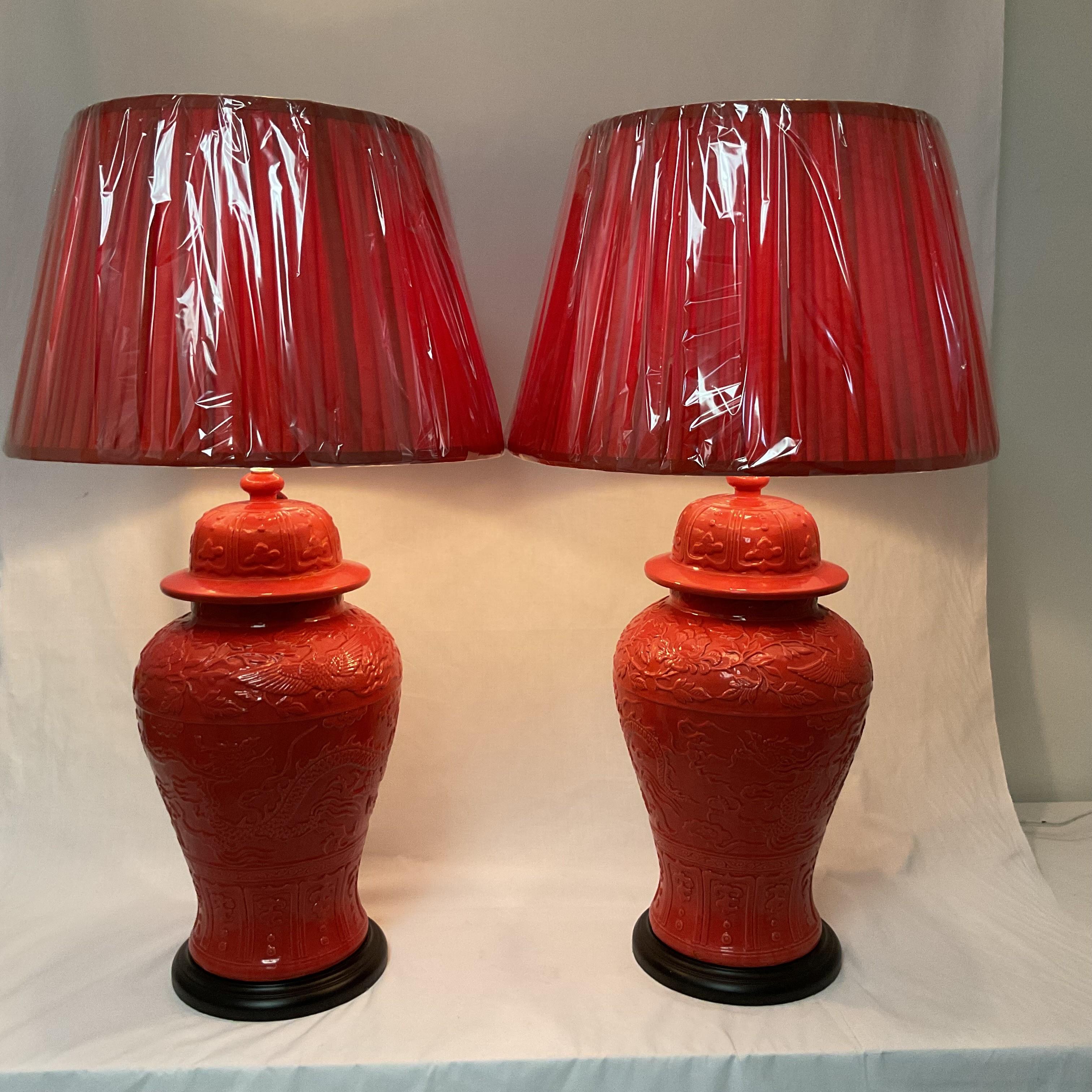 Grandes lampes anciennes en forme de jarre à gingembre en porcelaine corail avec abat-jour et fleurons en vente 6