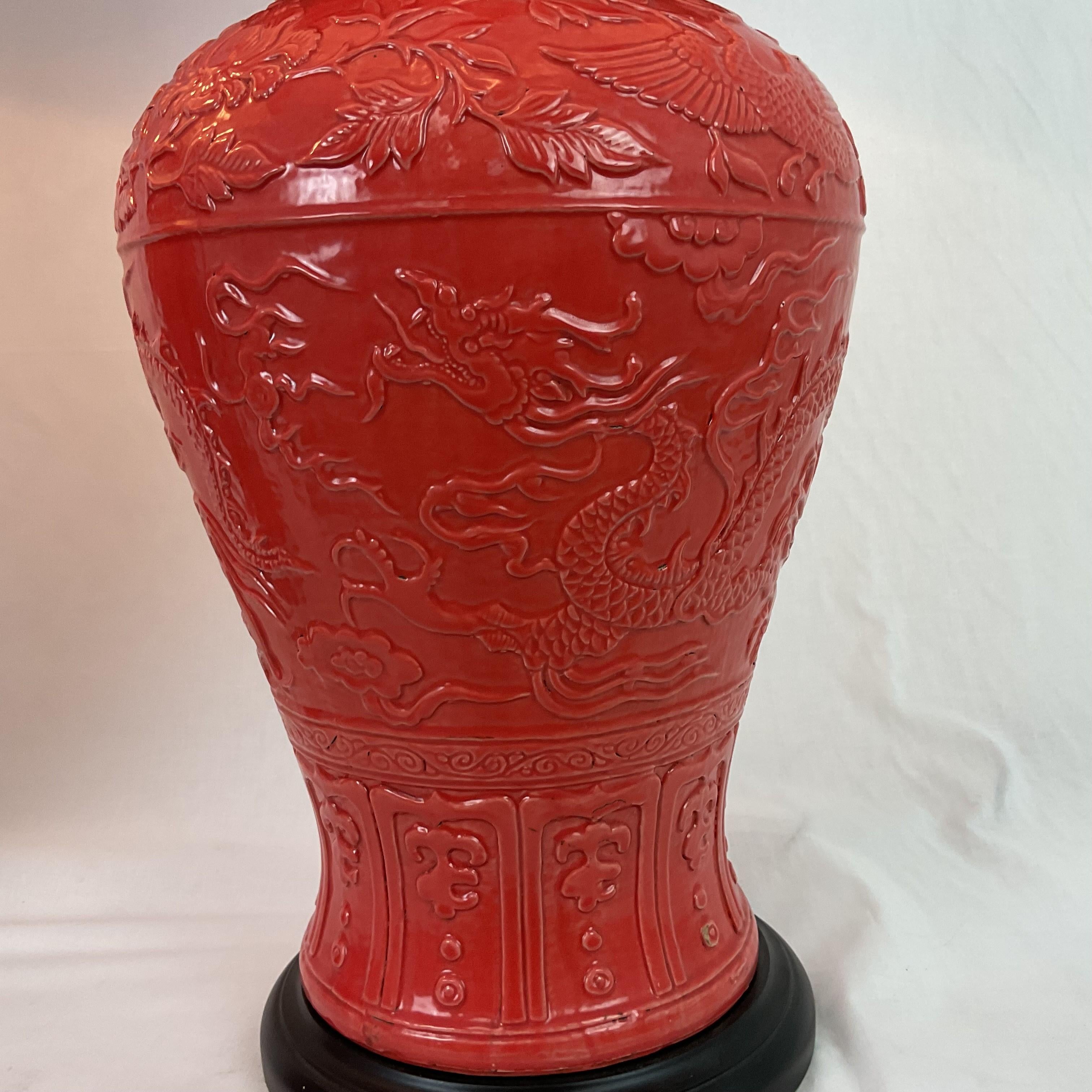 Chinoiseries Grandes lampes anciennes en forme de jarre à gingembre en porcelaine corail avec abat-jour et fleurons en vente