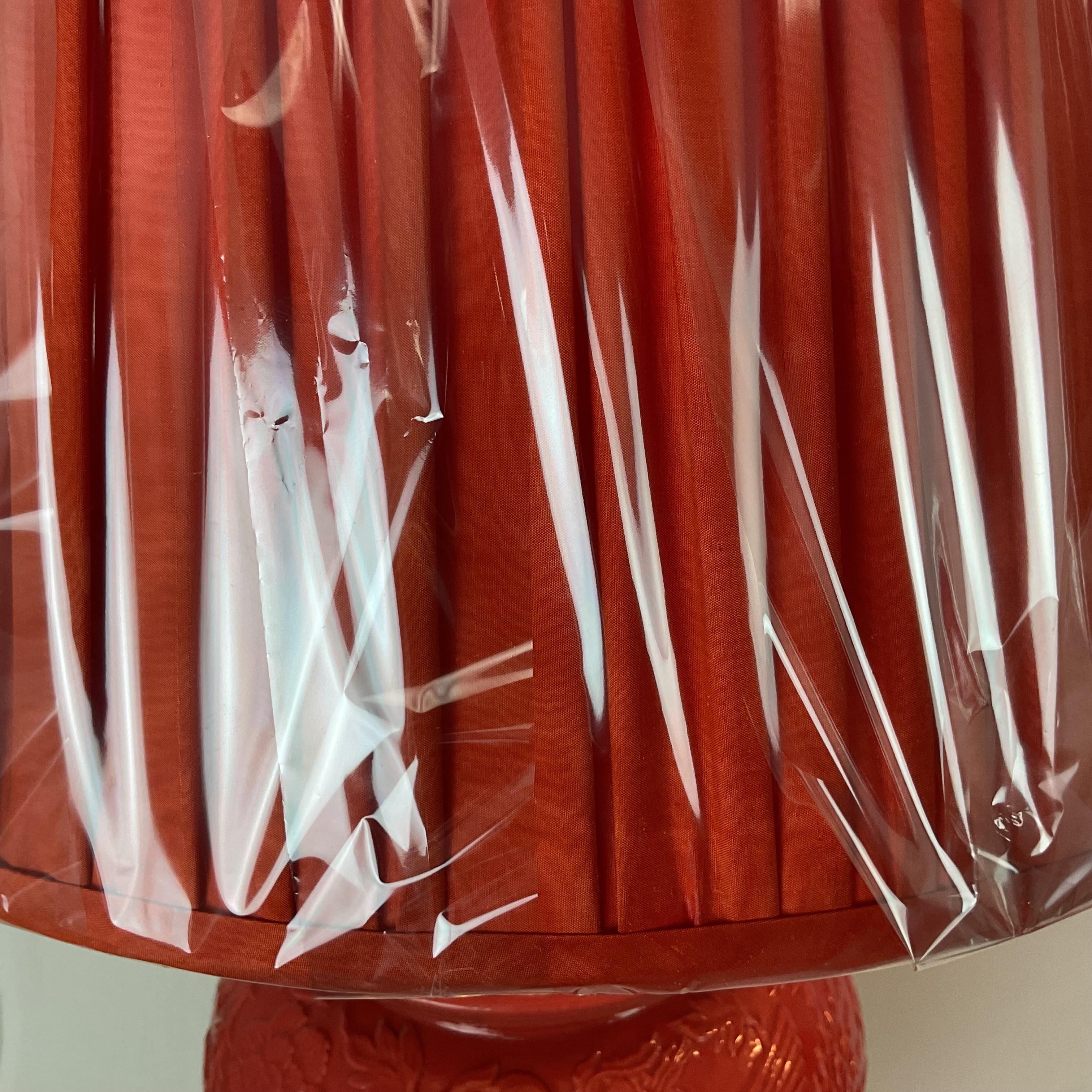 Porcelaine Grandes lampes anciennes en forme de jarre à gingembre en porcelaine corail avec abat-jour et fleurons en vente