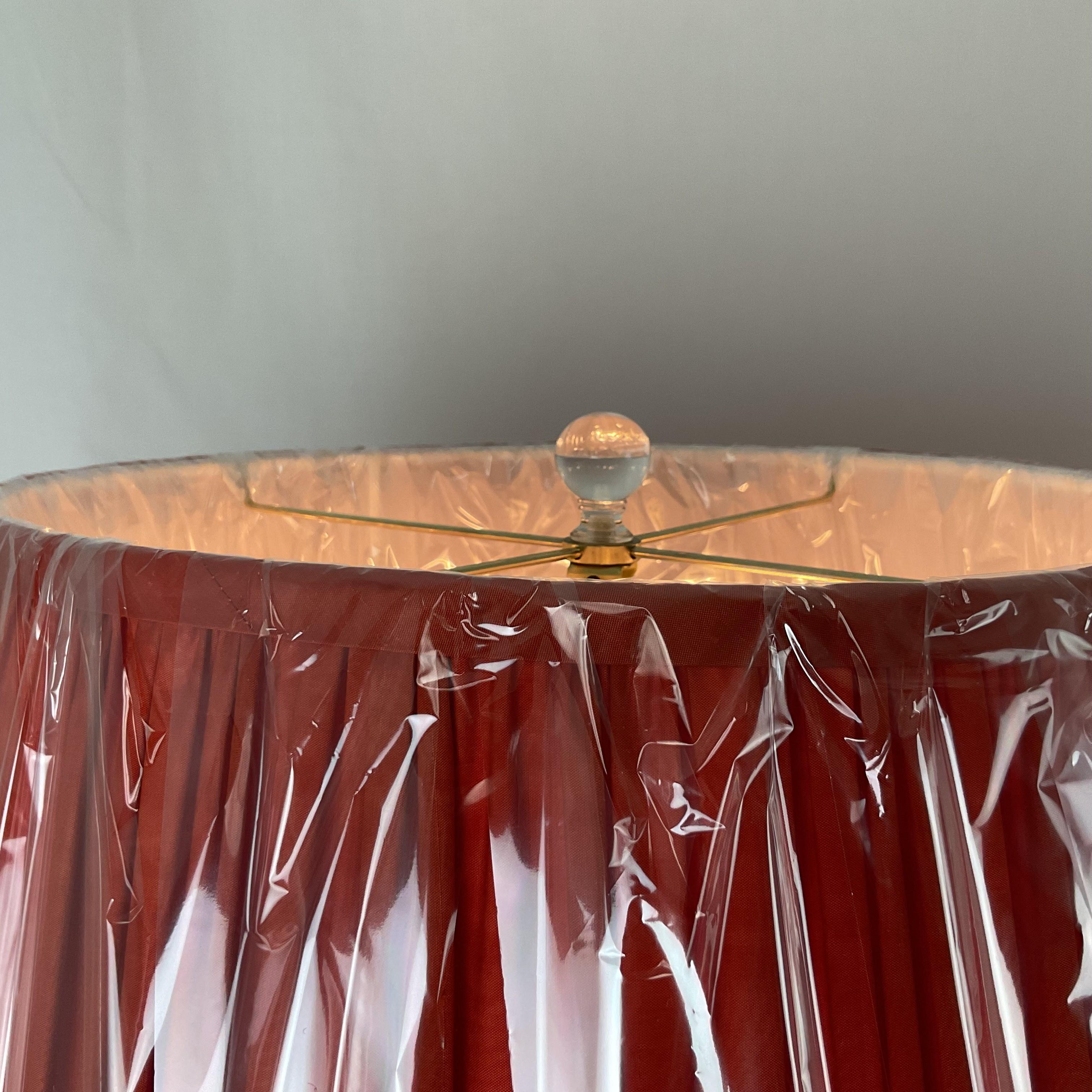 Grandes lampes anciennes en forme de jarre à gingembre en porcelaine corail avec abat-jour et fleurons en vente 1