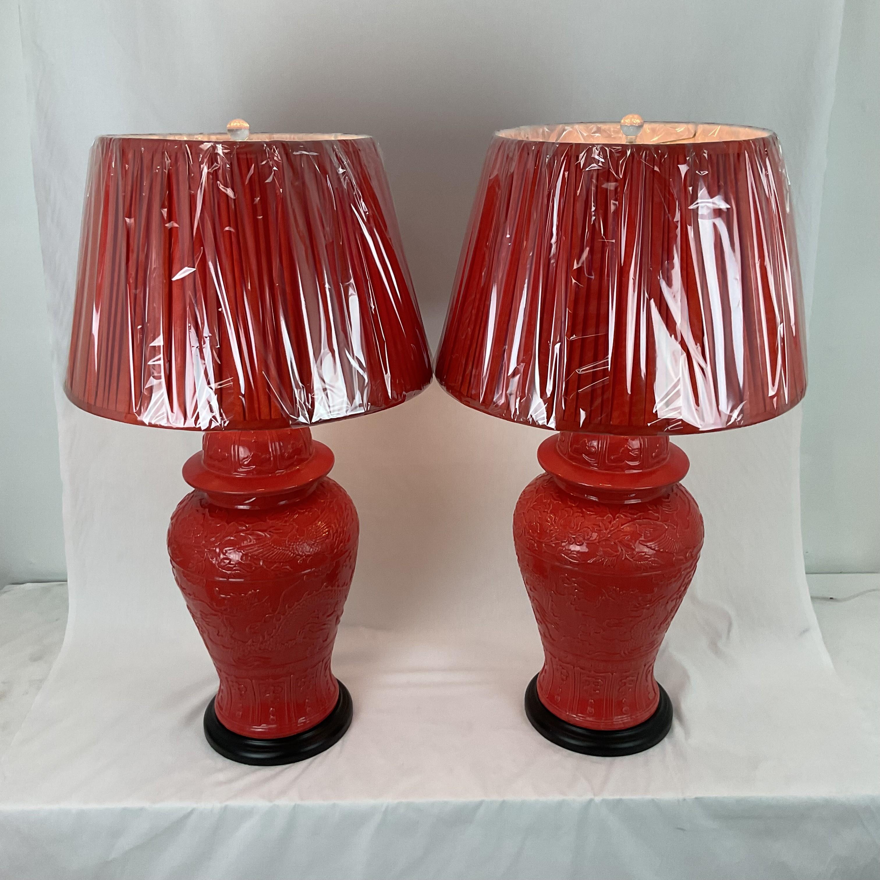 Grandes lampes anciennes en forme de jarre à gingembre en porcelaine corail avec abat-jour et fleurons en vente 2