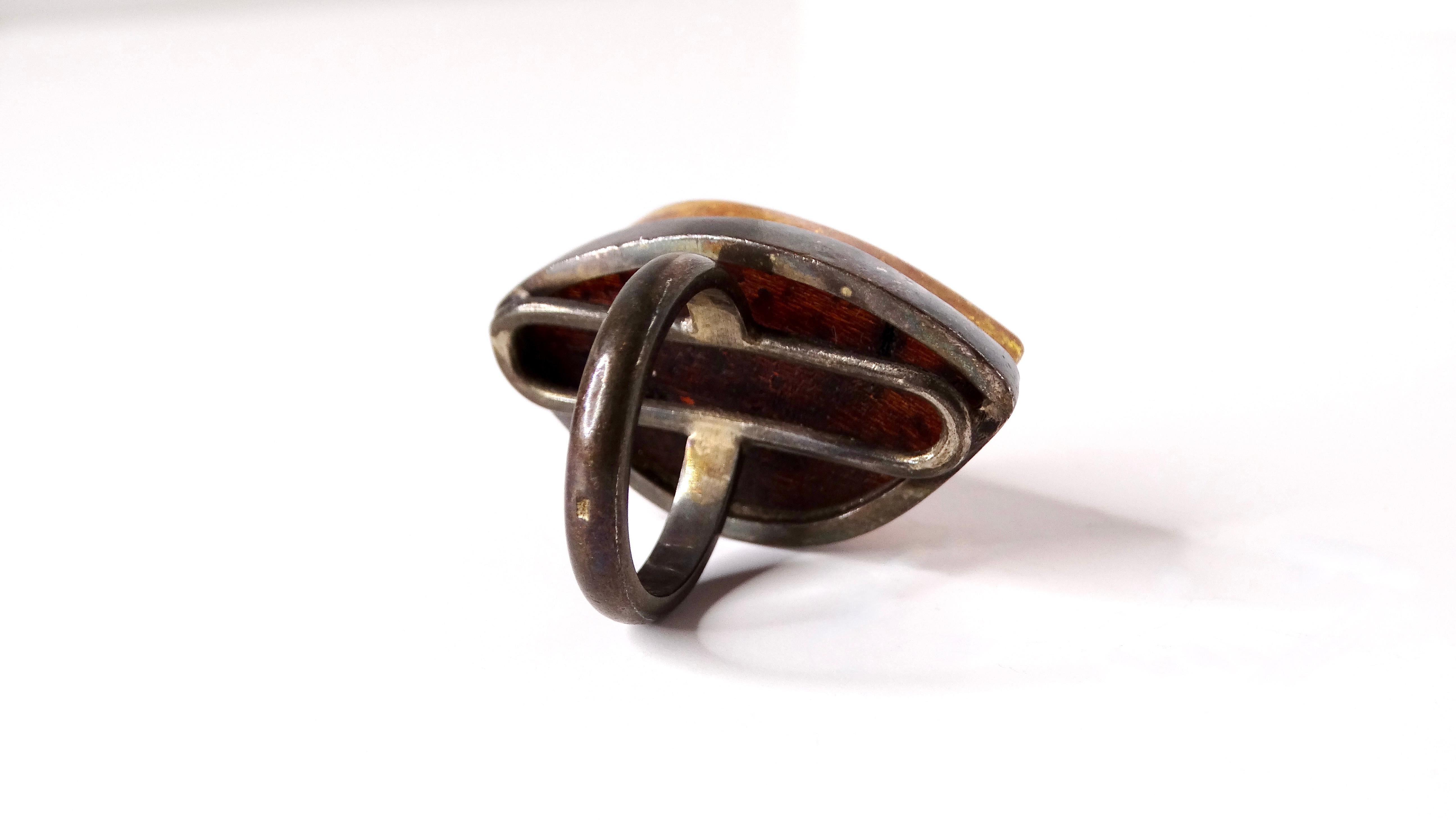 Donna Vintage Large Costume Polished Amber Metal Cocktail Ring in vendita