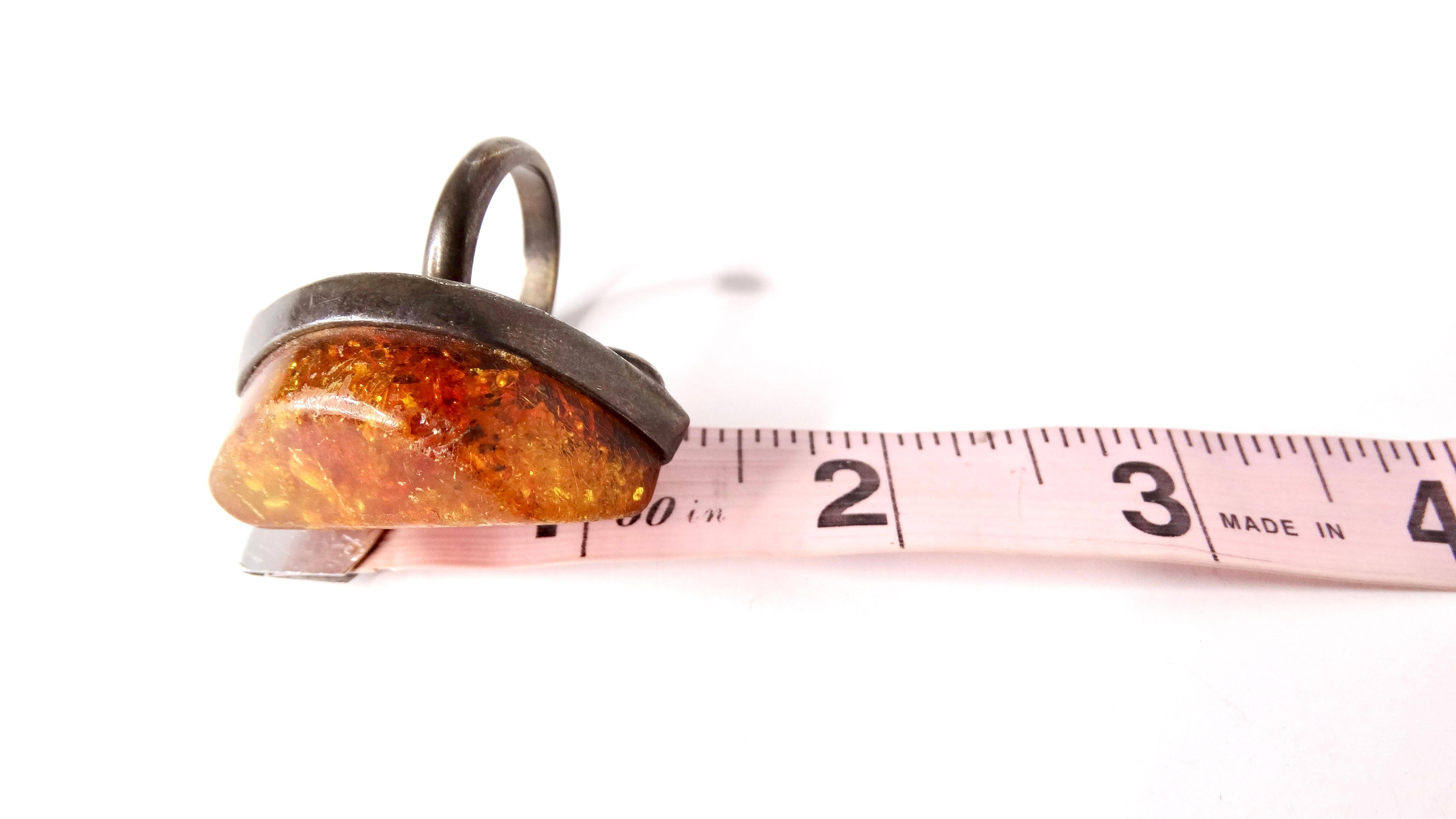 Vintage Large Costume Polished Amber Metal Cocktail Ring in vendita 1