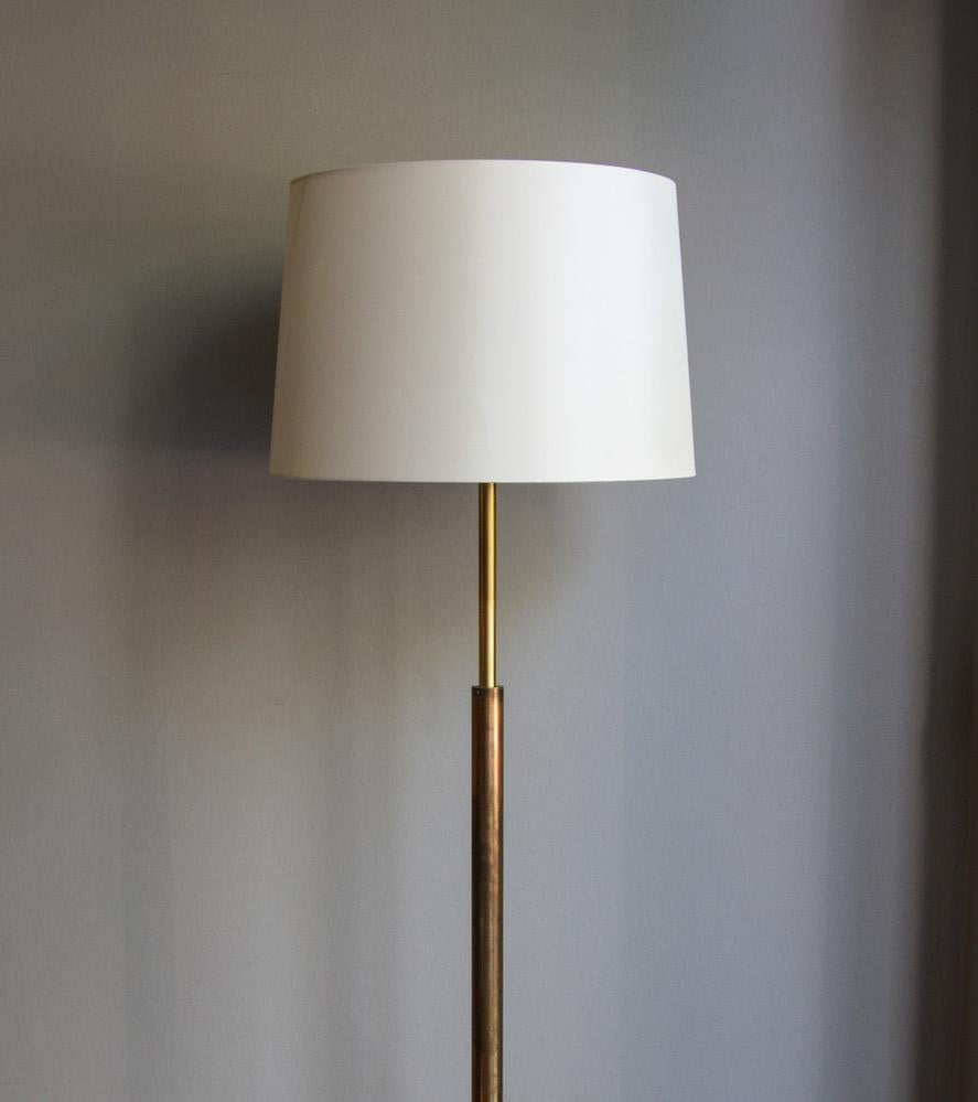 A vintage tall floor lamp in brass, Denmark, 1960s.
The lamp is unusually tall and can reach 215 cm of height; the stem, proportioned to the scale of the lamp, is 3cm in section in its lower portion and 1.5cm in the telescopic upper part.
The base