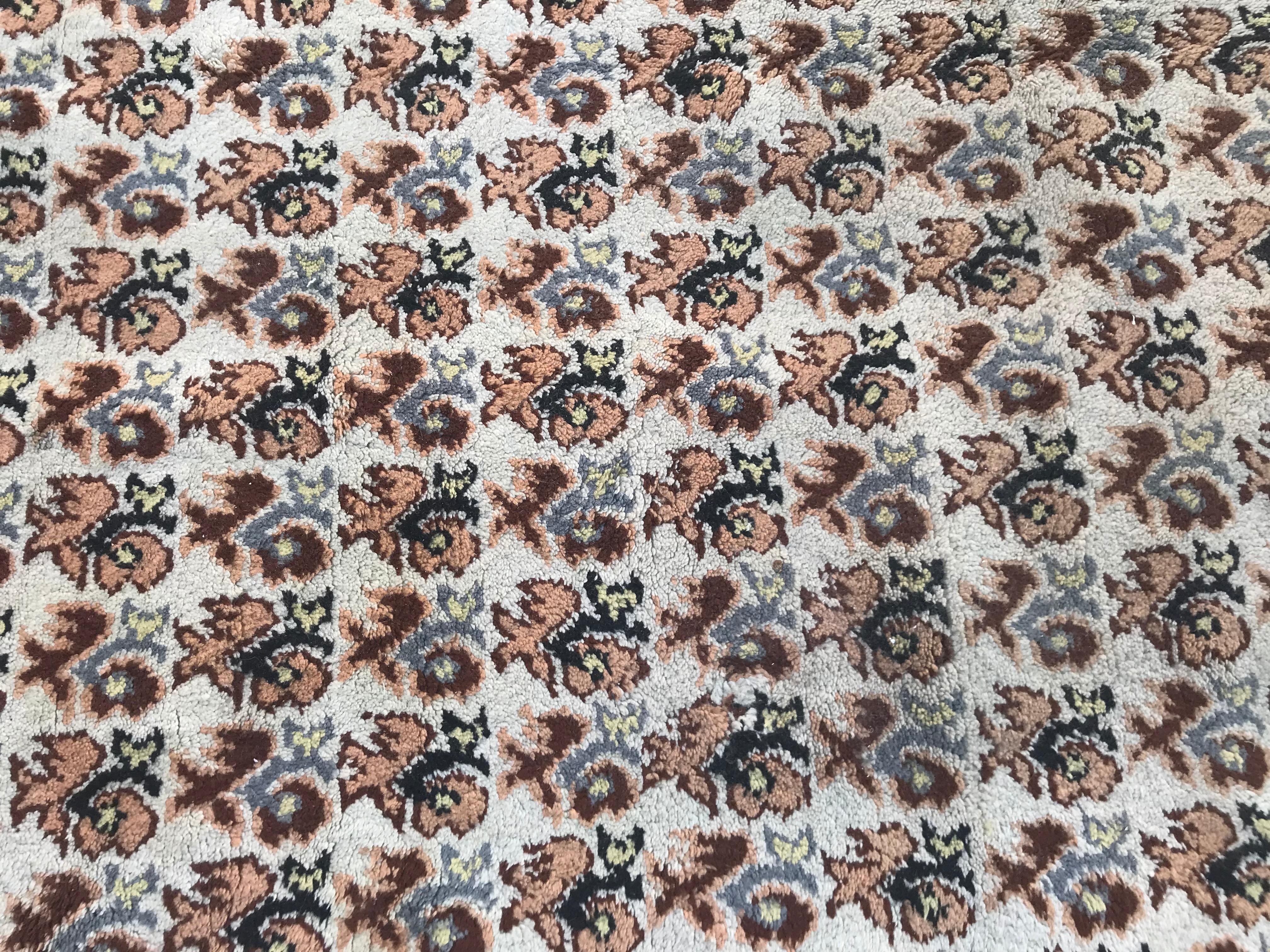 Beautiful large vintage Moroccan rug with a decorative design and nice colors with white field, orange, purple, pink and black, entirely hand knotted with wool velvet on cotton foundations.

✨✨✨
