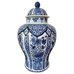 Große Vintage-Vase im Delfter Stil, „Ginger Jar“, blau-weiß mit Blumenmuster und „Royal Sphinx“-Deckel