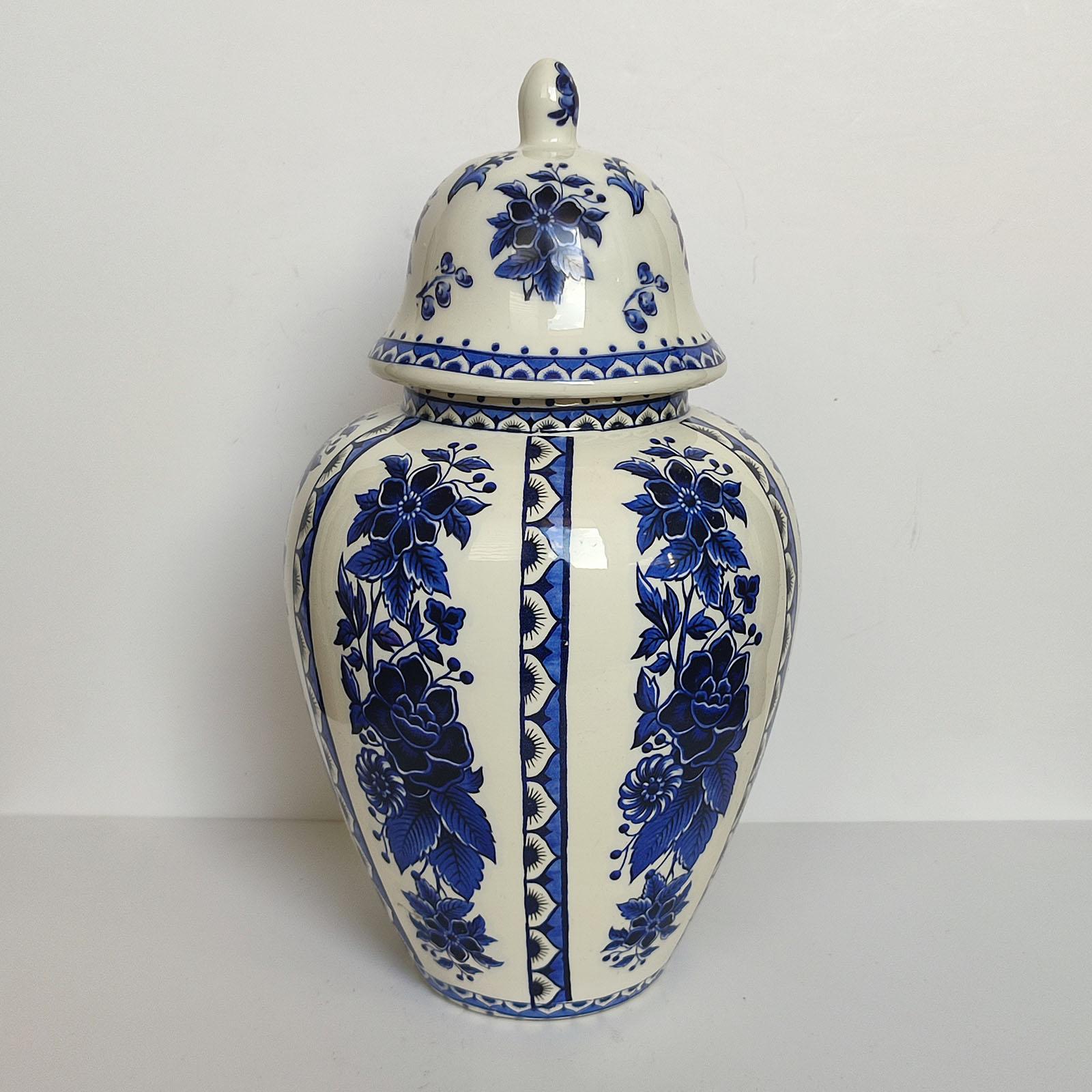 Olandese Grande vaso Delft d'epoca con coperchio, smalto bianco con decorazioni blu in vendita
