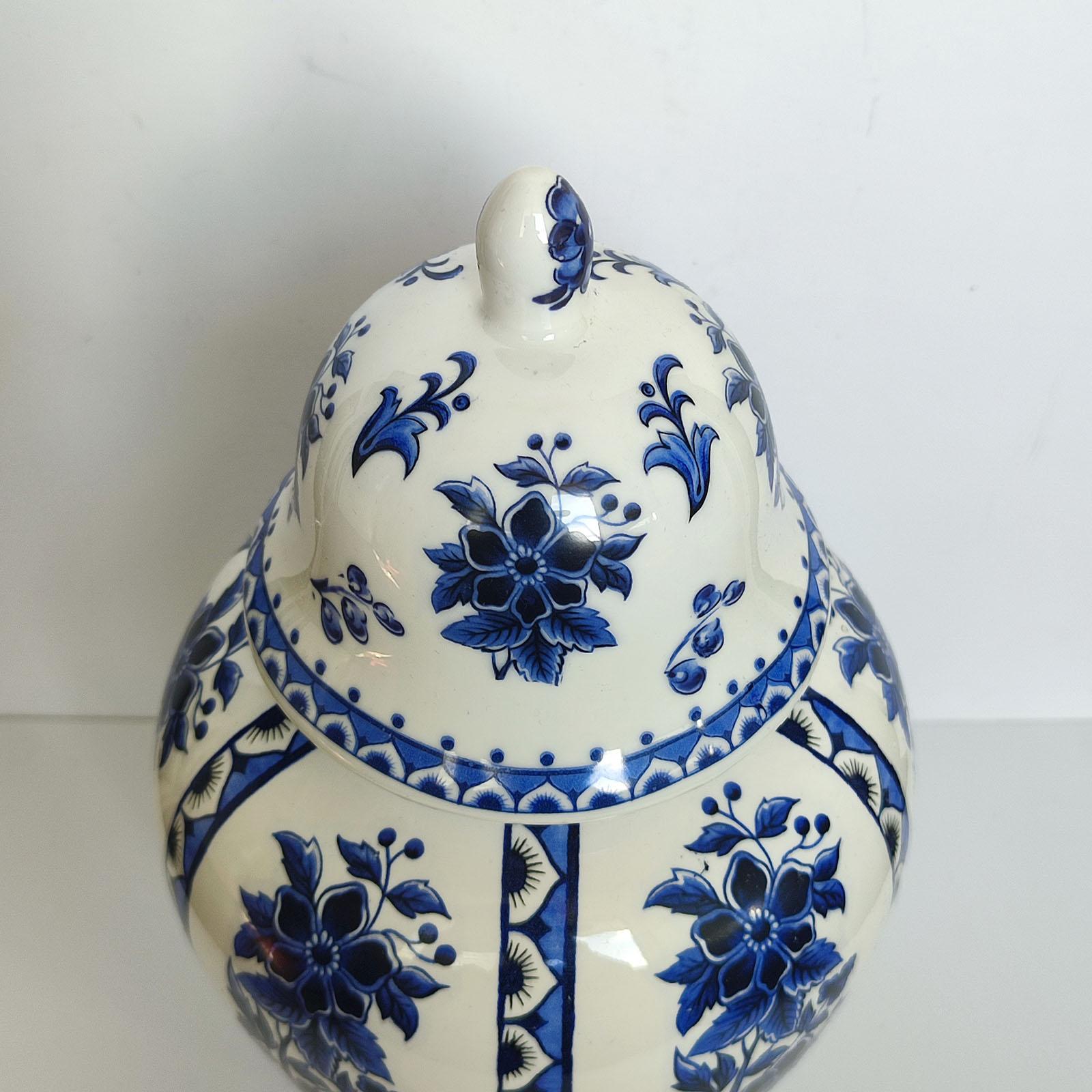Smaltato Grande vaso Delft d'epoca con coperchio, smalto bianco con decorazioni blu in vendita