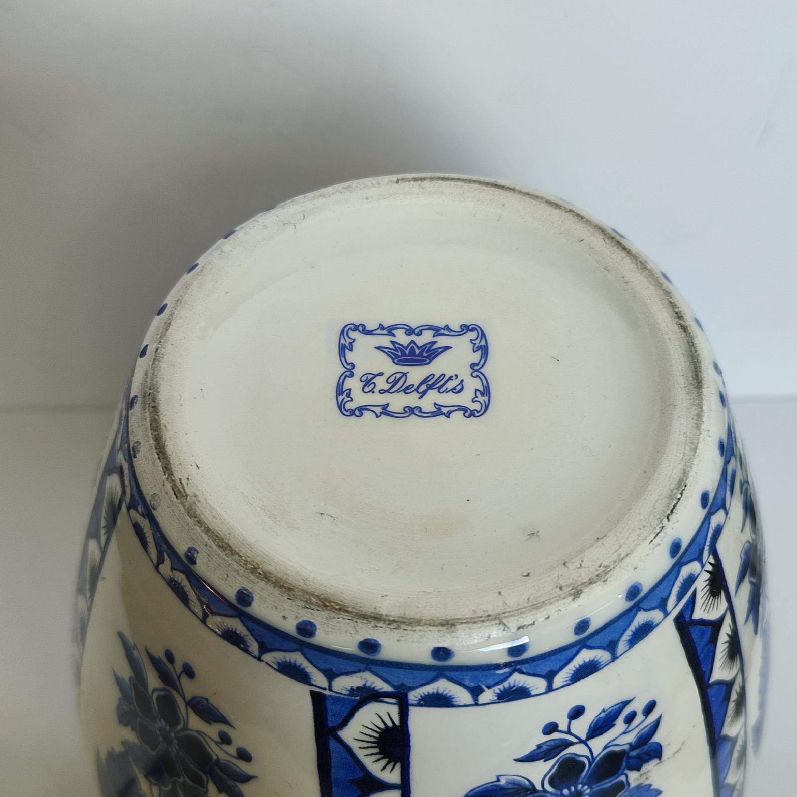 Ceramica Grande vaso Delft d'epoca con coperchio, smalto bianco con decorazioni blu in vendita