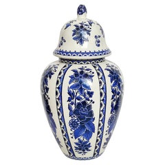 Vintage Große Delft Vase mit Deckel, weiße Glasur mit blauem Dekor