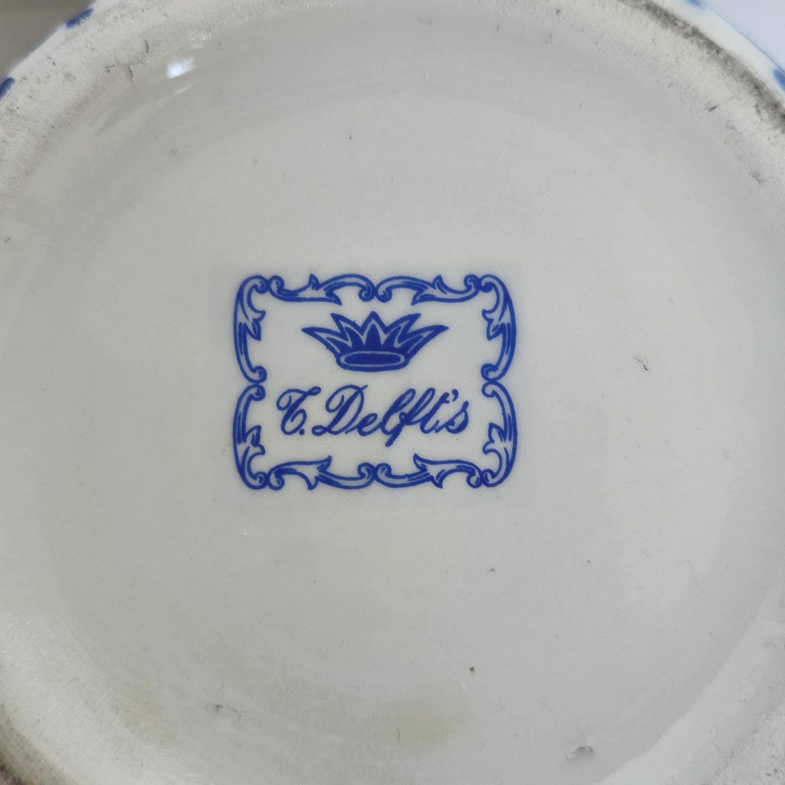 Vintage Large Delft Vase with Lid, White Glaze with Blue Decor, Free Shipping In Good Condition For Sale In Bochum, NRW