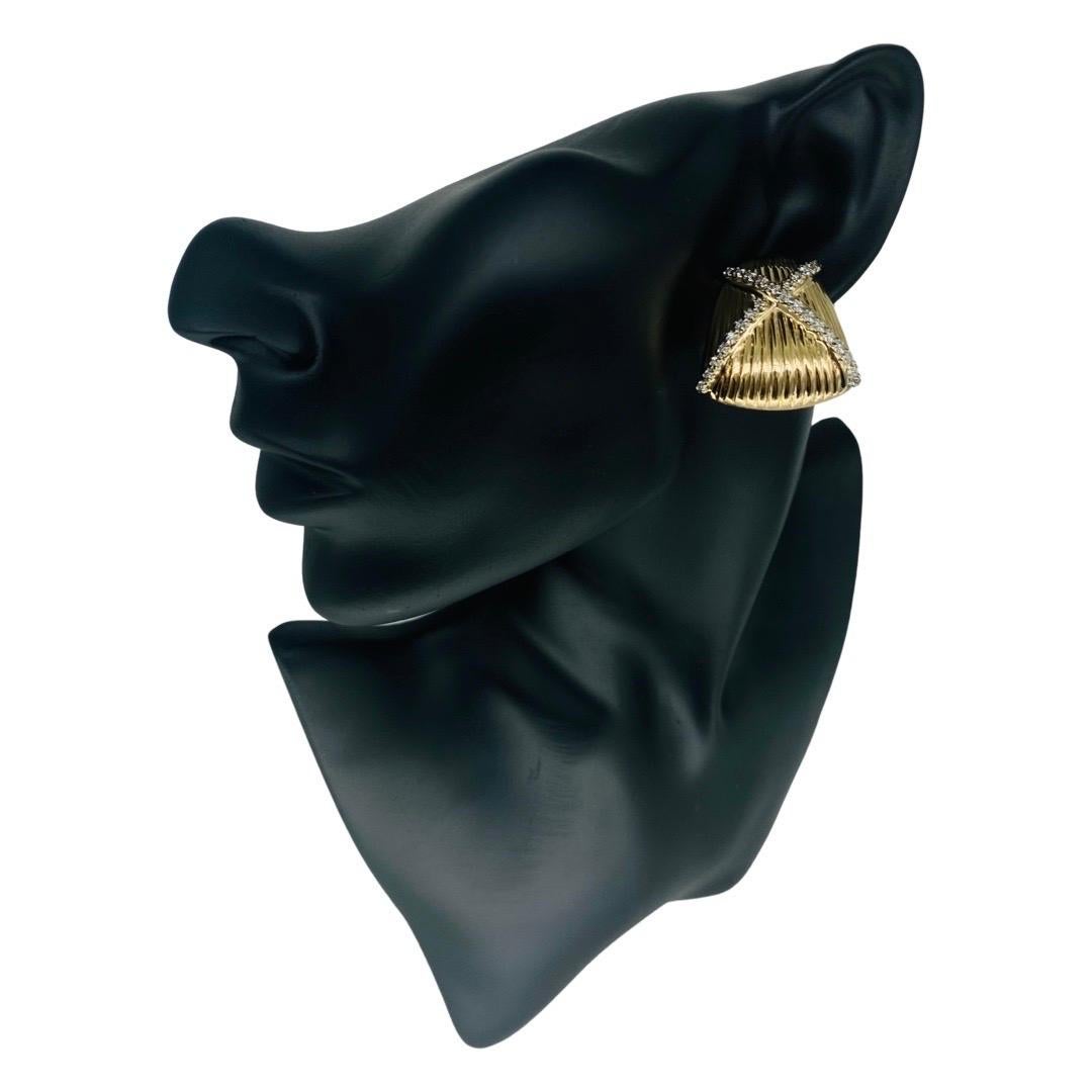 Vintage Große Designer-Ohrringe mit 1,00 Karat Diamanten X Omega-Clip-Rücken aus 14k Gold (Rundschliff) im Angebot