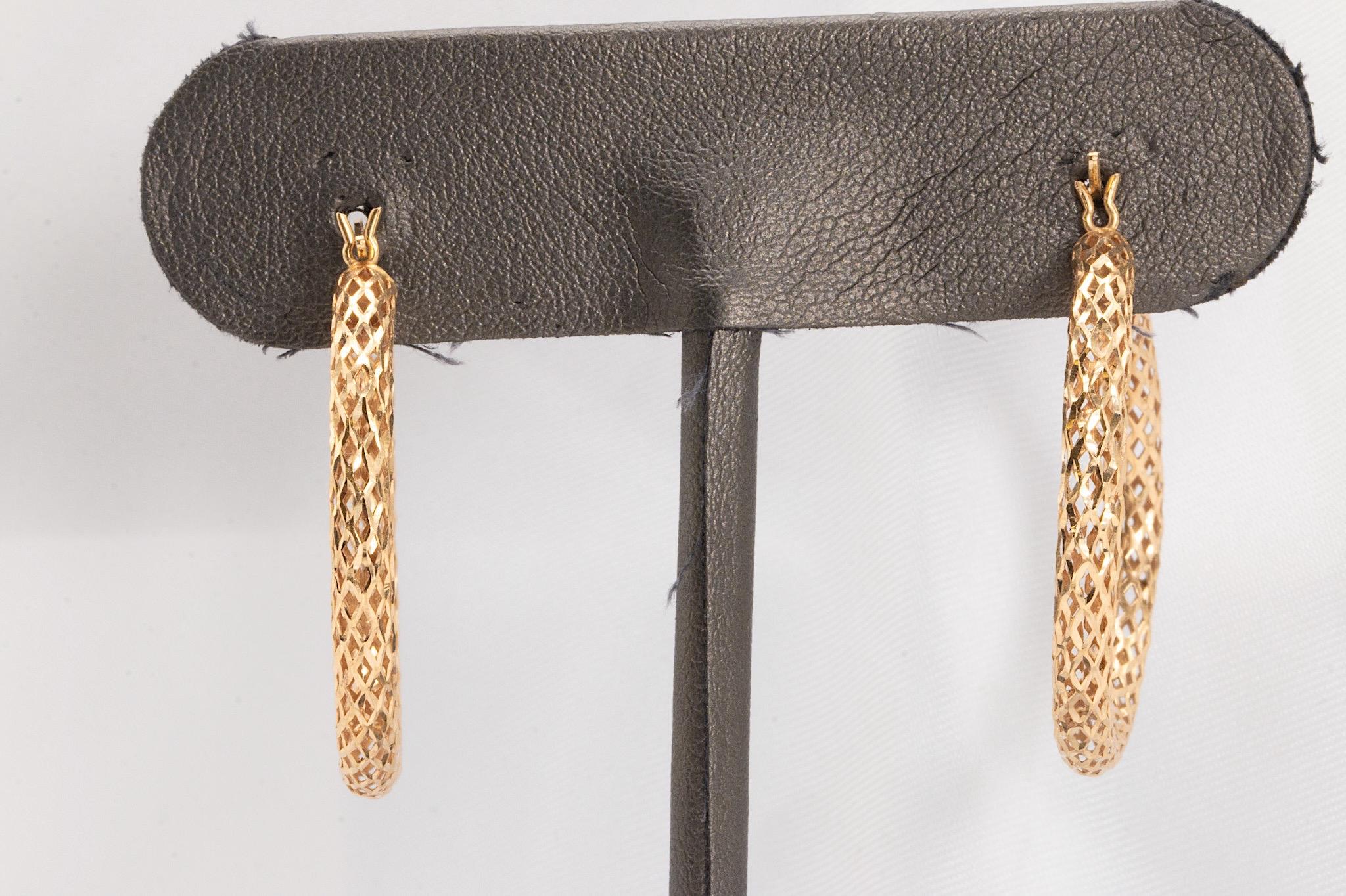 Vintage Large Diamond-Cut Mesh Hoop Earrings in 14K Yellow Gold For Sale 1