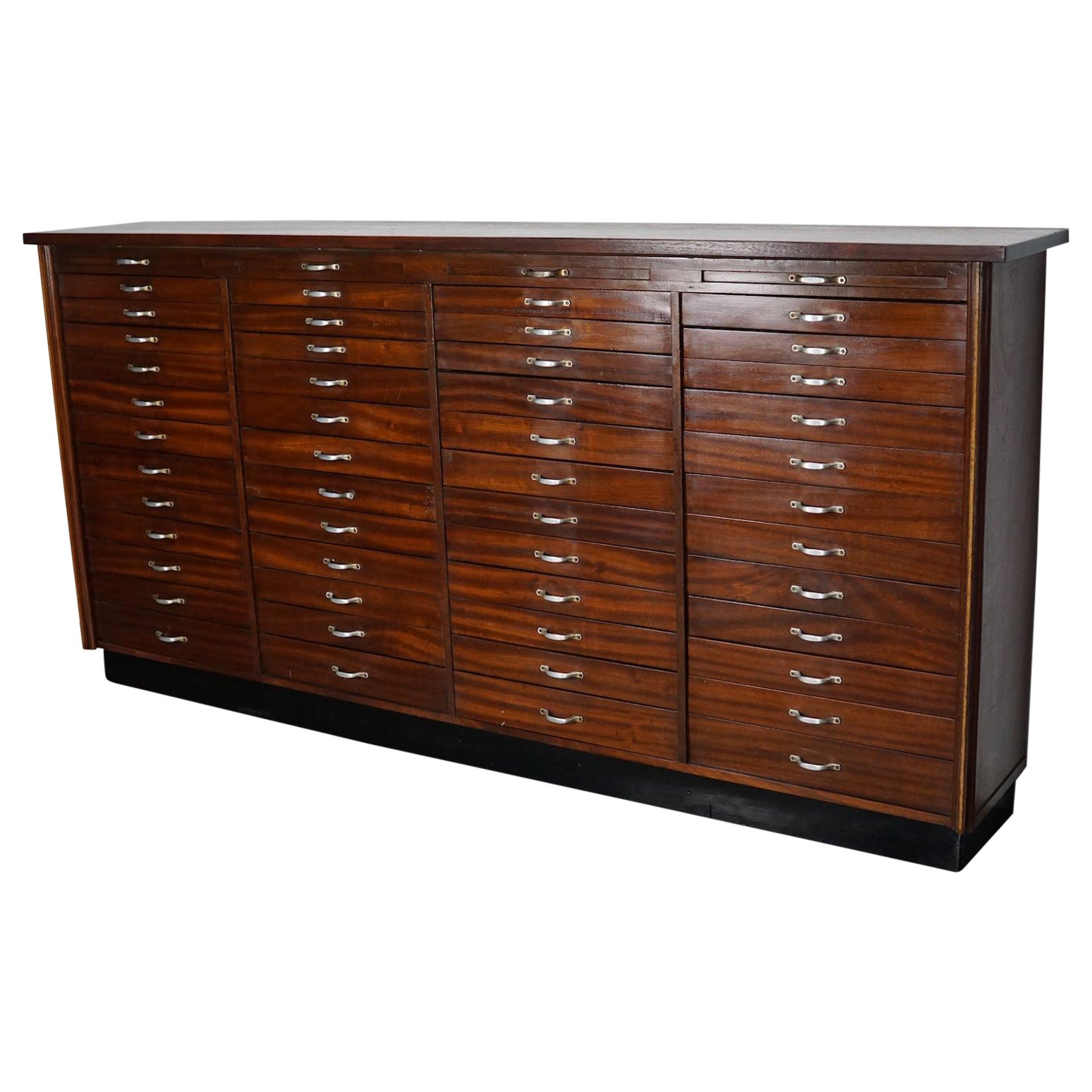 Großer holländischer Mahagoni-Juwelier-/Uhrenschrank, um 1930 im Angebot