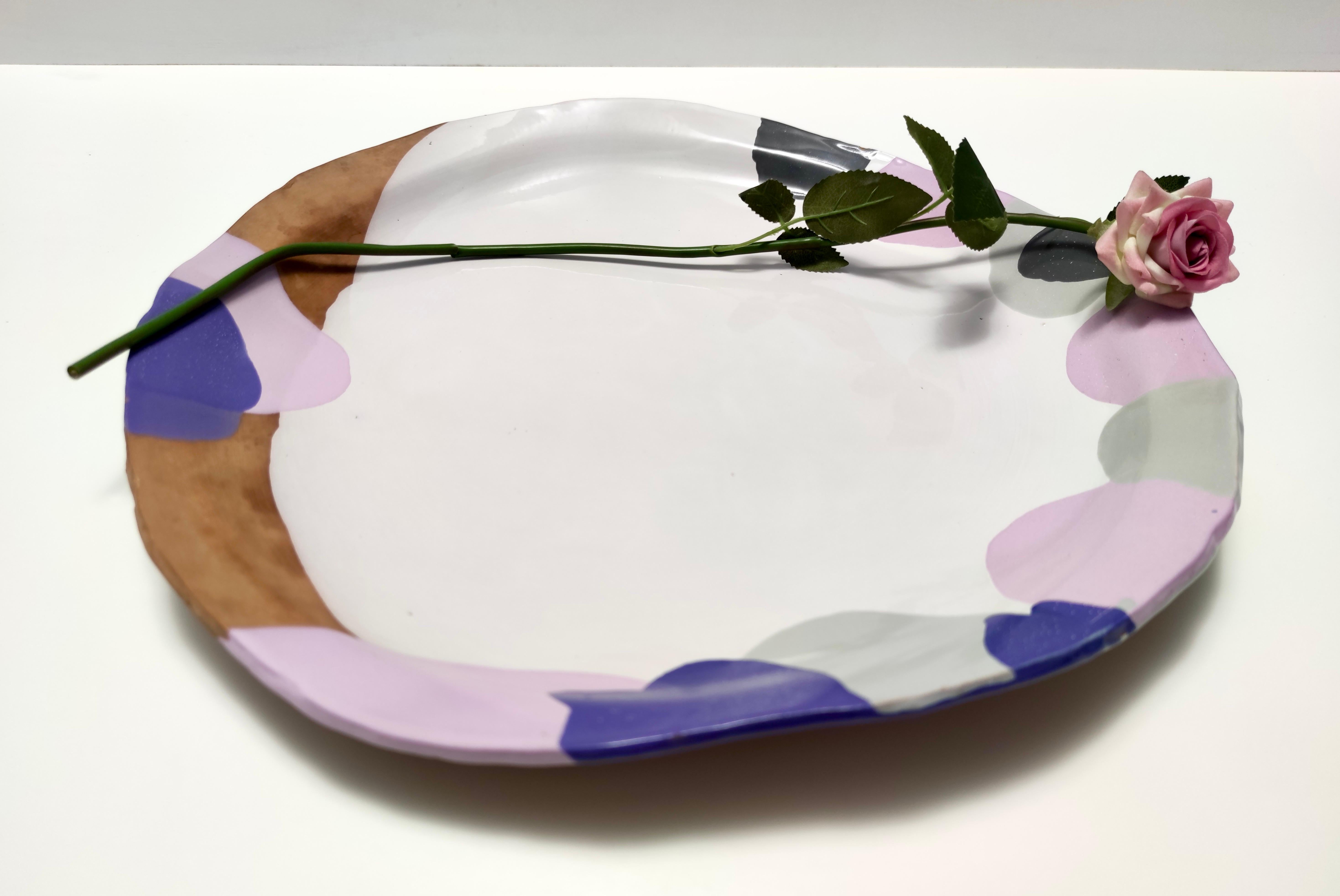 Hergestellt in Italien, 1980er Jahre. 
Dieser dekorative Teller ist aus glasiertem Steingut hergestellt.
Es ist von Pino Castagna unterzeichnet.
Da es sich um ein Vintage-Stück handelt, kann es leichte Gebrauchsspuren aufweisen, aber es ist in einem