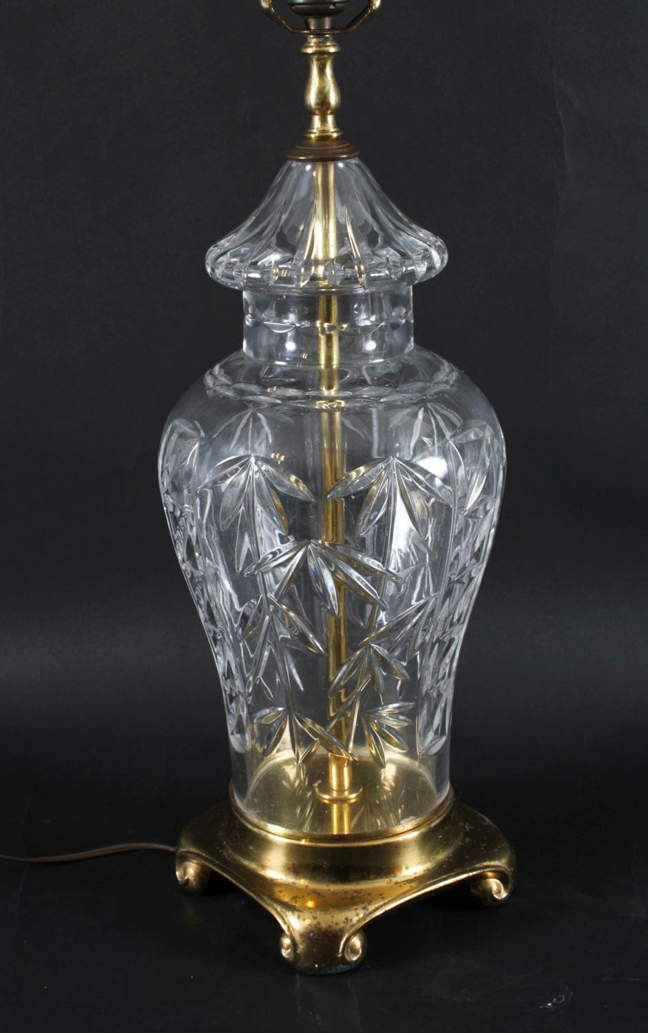 Lámpara de sobremesa inglesa de cristal tallado de finales del siglo XX en venta 5