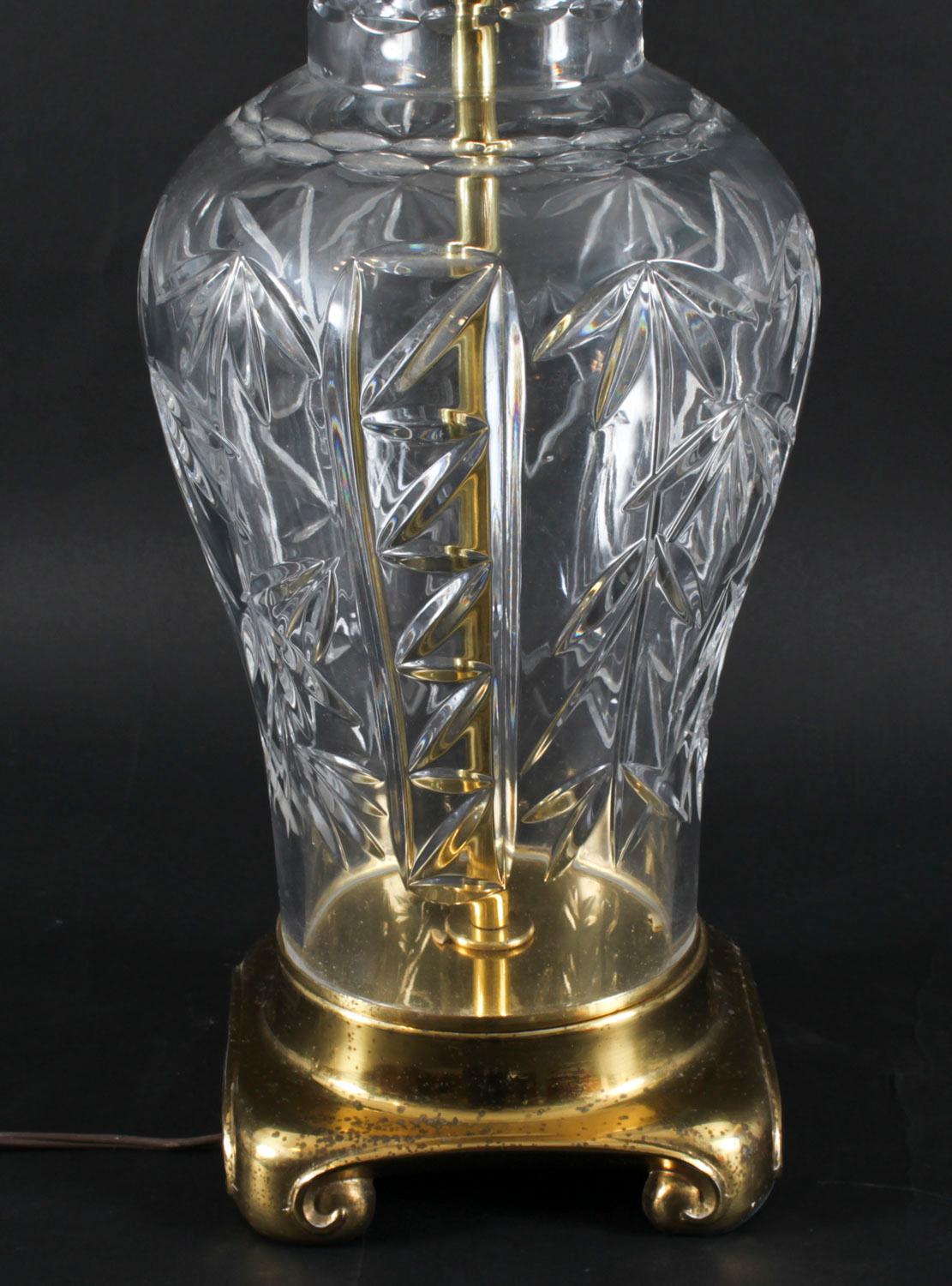 Lámpara de sobremesa inglesa de cristal tallado de finales del siglo XX en venta 7