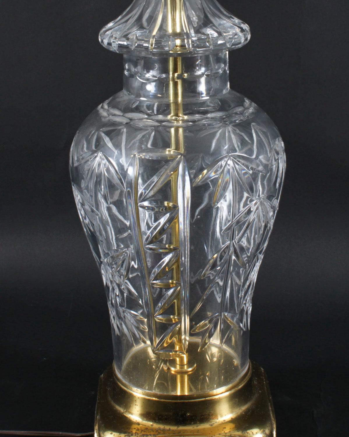 Lámpara de sobremesa inglesa de cristal tallado de finales del siglo XX en venta 8