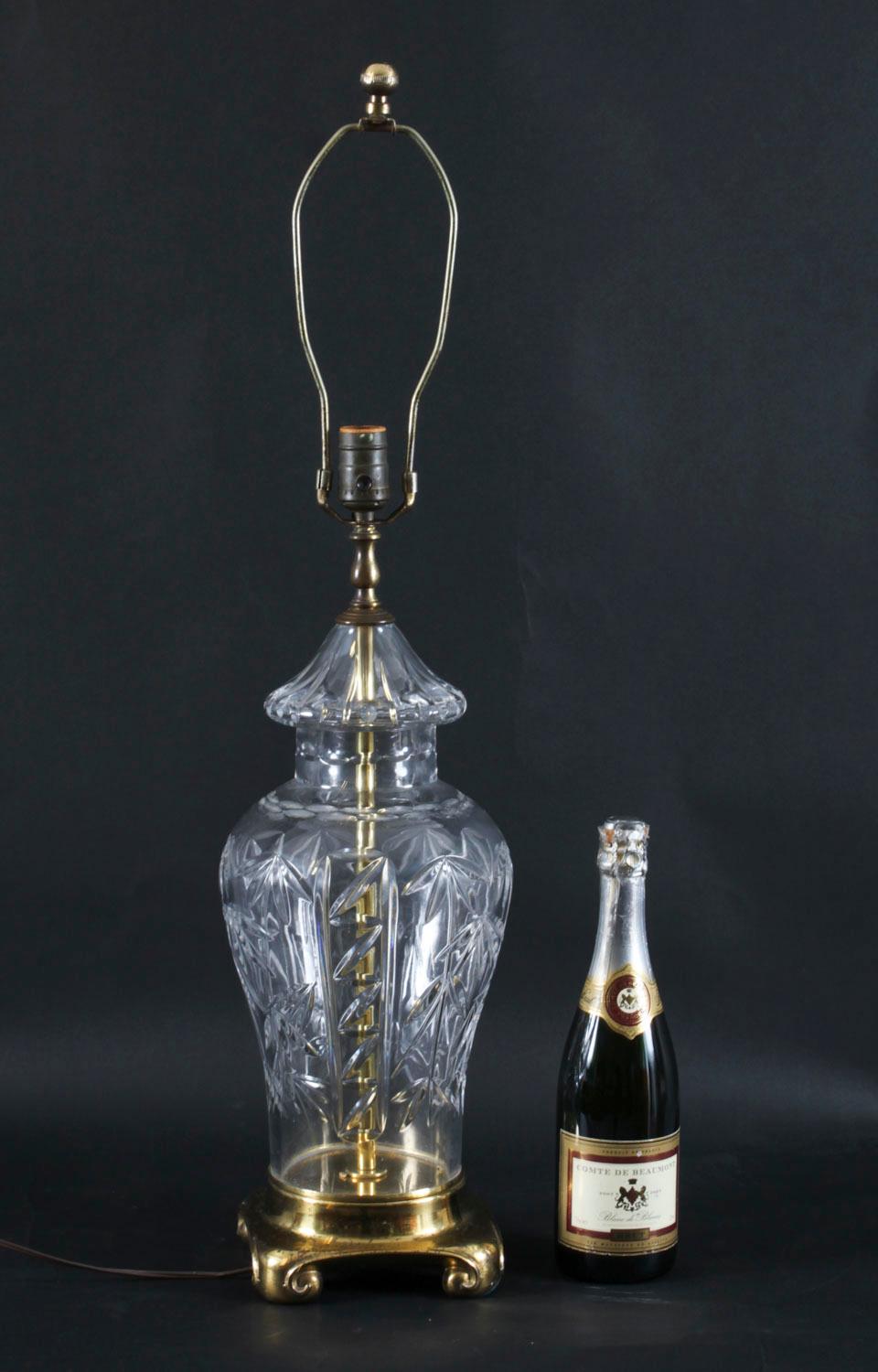 Lámpara de sobremesa inglesa de cristal tallado de finales del siglo XX en venta 9