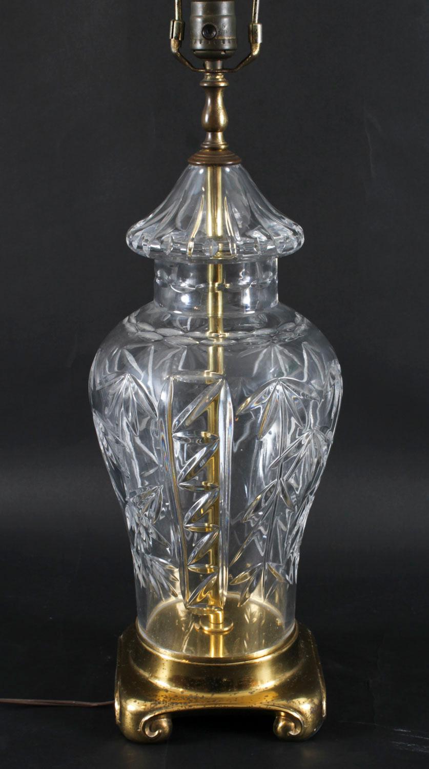 Se trata de una gran y elegante lámpara inglesa de sobremesa de cristal tallado, de finales del siglo XX.
 
Esta elegante lámpara tiene un sofisticado cuerpo de cristal tallado elevado sobre una espléndida base de ormolu.  El cuerpo de la lámpara