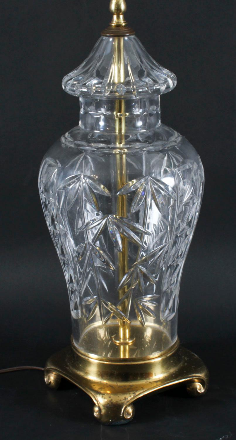 Lámpara de sobremesa inglesa de cristal tallado de finales del siglo XX Inglés en venta