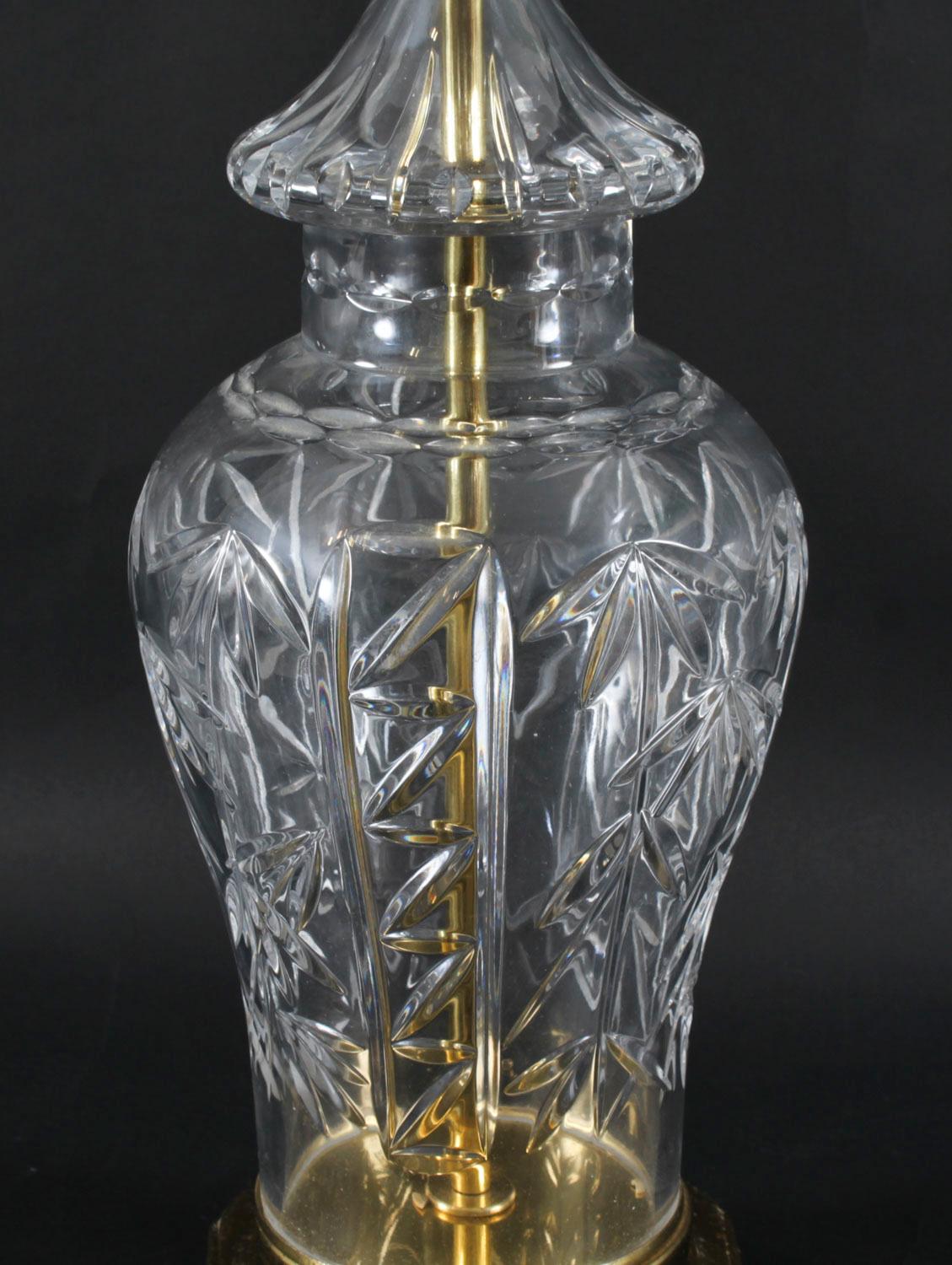 Lámpara de sobremesa inglesa de cristal tallado de finales del siglo XX en Bueno estado para la venta en London, GB