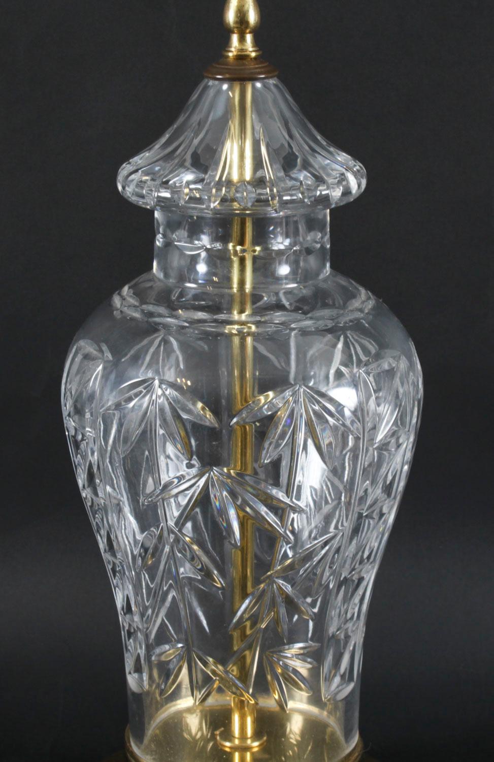 Lámpara de sobremesa inglesa de cristal tallado de finales del siglo XX en venta 2