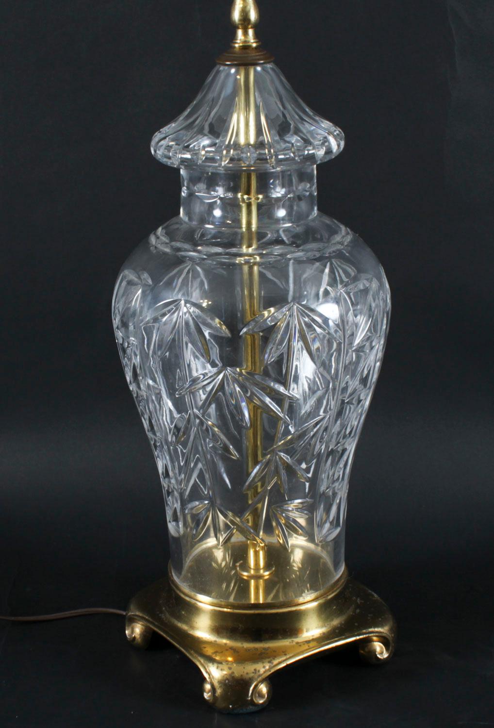 Lámpara de sobremesa inglesa de cristal tallado de finales del siglo XX en venta 3