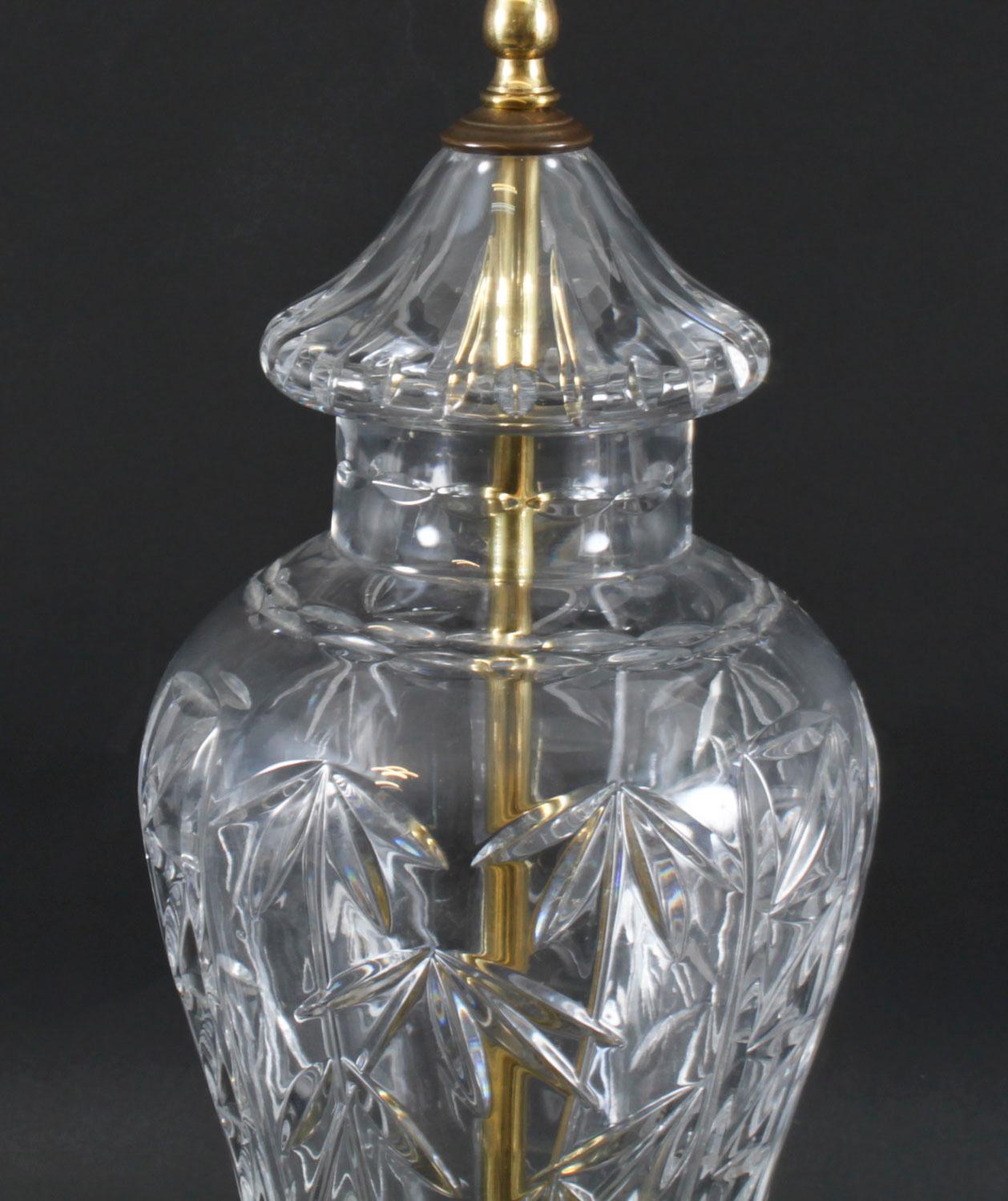 Lámpara de sobremesa inglesa de cristal tallado de finales del siglo XX en venta 4