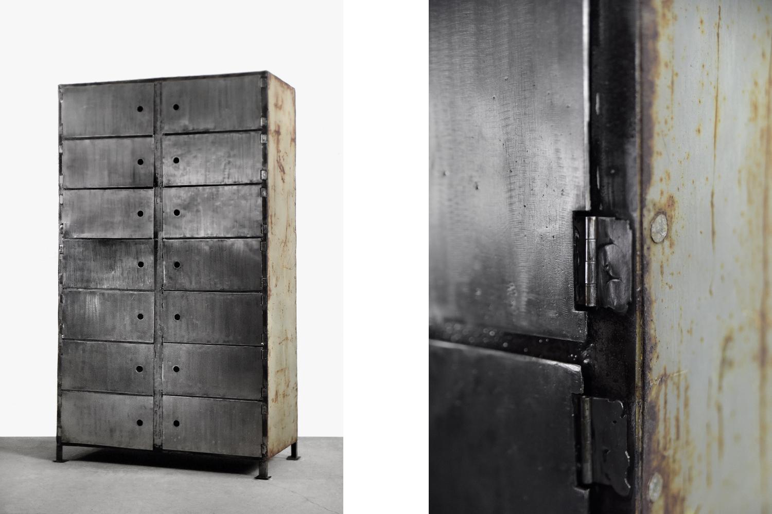 Industriel Grande armoire bancaire en métal brut d'usine avec 14 casiers, années 1950 en vente