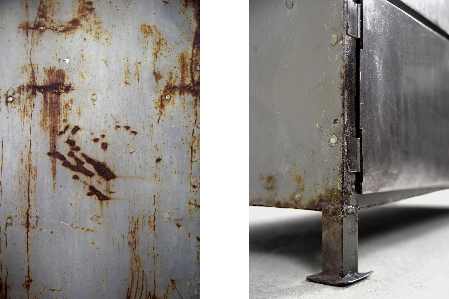 Milieu du XXe siècle Grande armoire bancaire en métal brut d'usine avec 14 casiers, années 1950 en vente