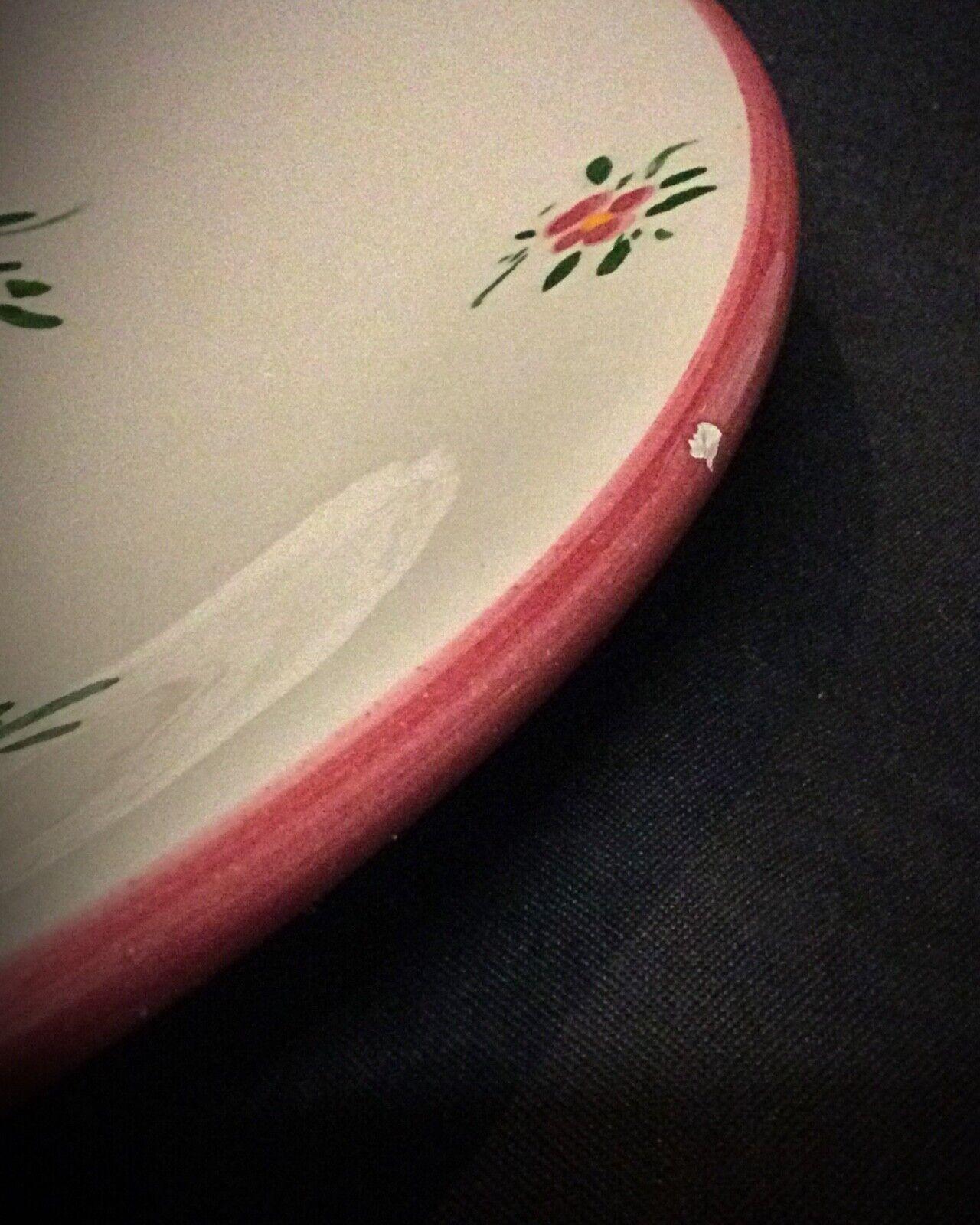 Este gran plato de loza de M.B. presenta una exquisita decoración floral pintada a mano, que pone de manifiesto su fina artesanía y elegante diseño. Ideal tanto para exponer como para usar, añade un toque de sofisticación a cualquier